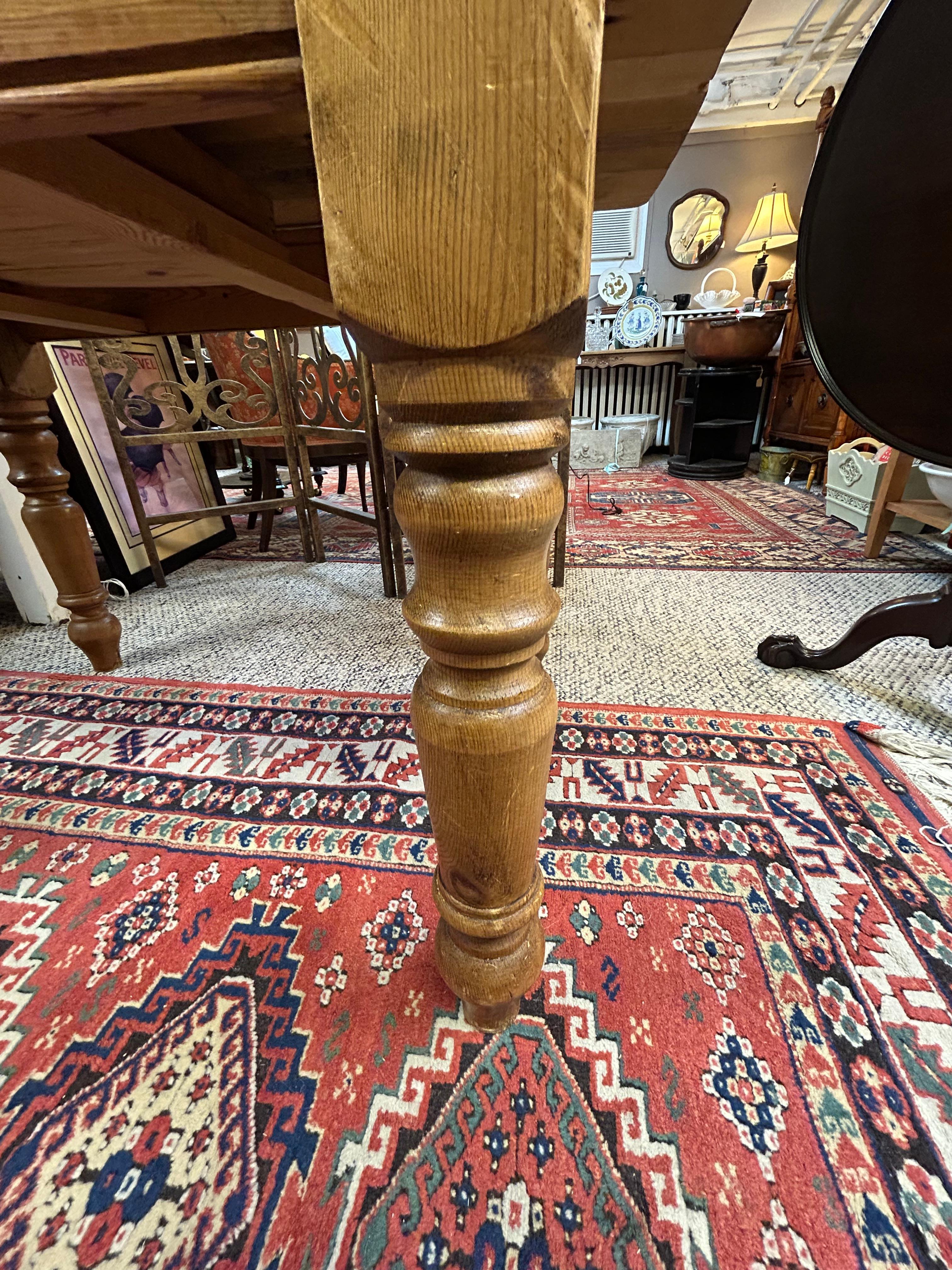 Rustikaler Kiefer-Schreibtisch mit einer Schublade im Zustand „Gut“ im Angebot in Hopewell, NJ