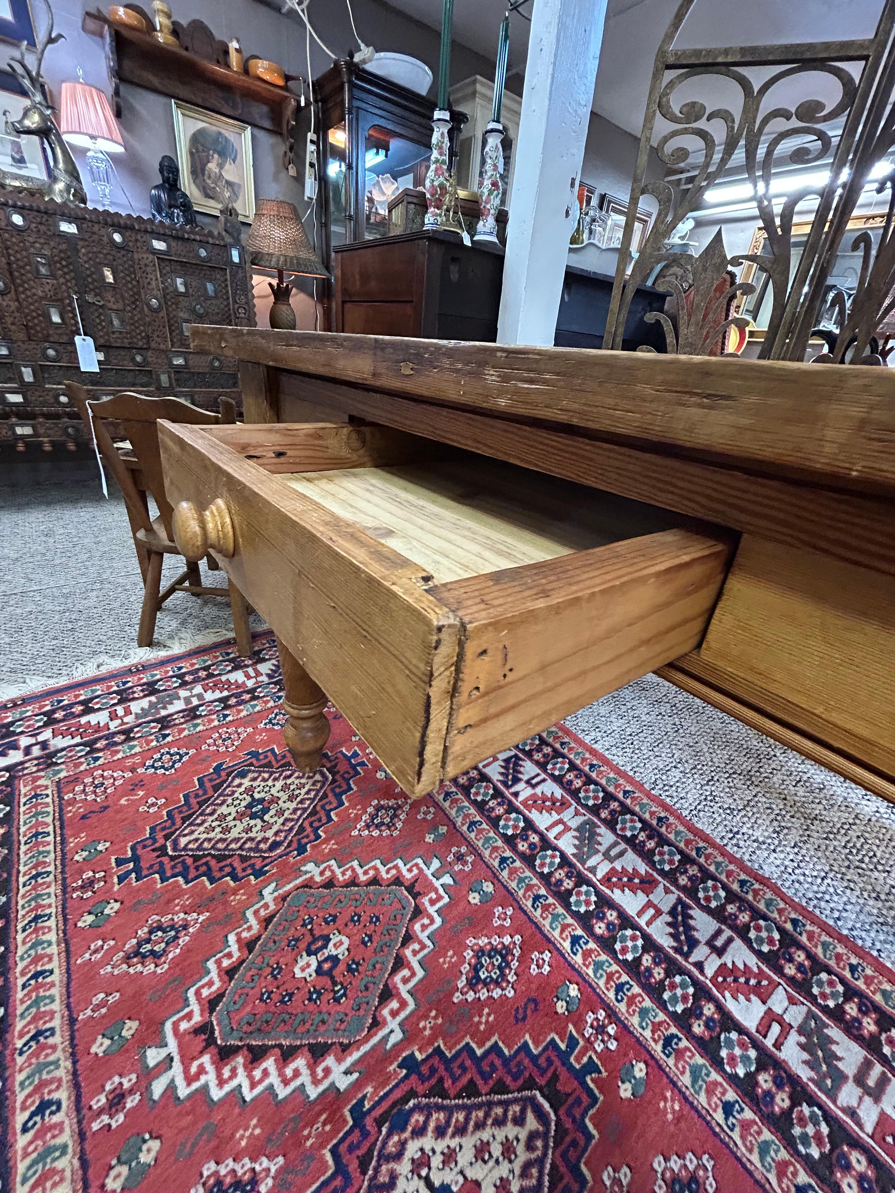 Rustikaler Kiefer-Schreibtisch mit einer Schublade (Kiefernholz) im Angebot