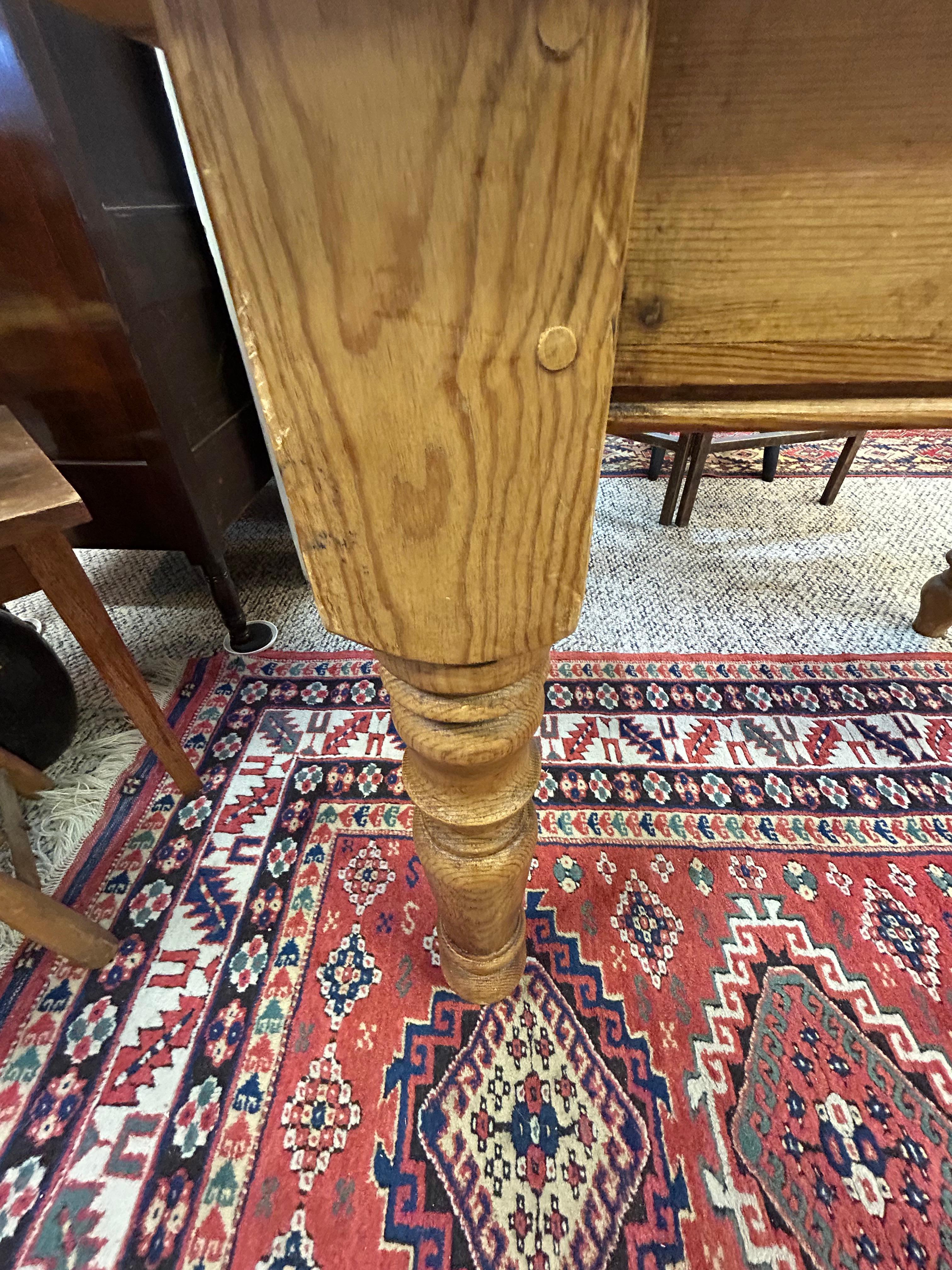 Rustikaler Kiefer-Schreibtisch mit einer Schublade im Angebot 2