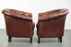 Característico conjunto de sillones club de piel de oveja de estilo chesterfield inglés