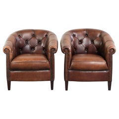 Característico conjunto de sillones club de piel de oveja de estilo chesterfield inglés