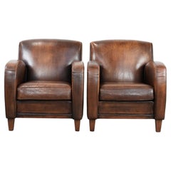 Ensemble de caractère de deux fauteuils vintage en peau de mouton avec de belles couleurs.