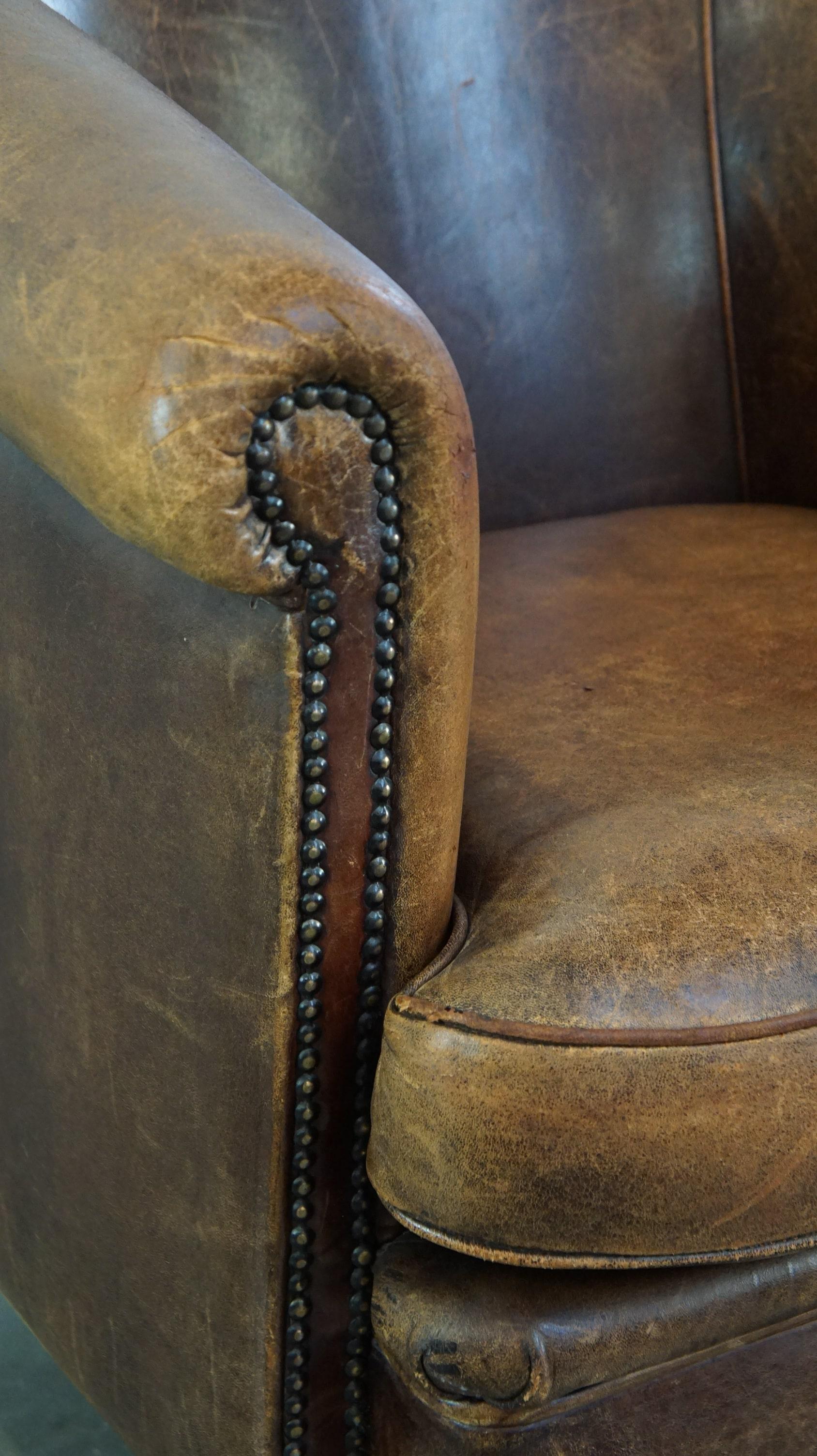 Fauteuil club en cuir de mouton avec un aspect luxueux et rustique en vente 4