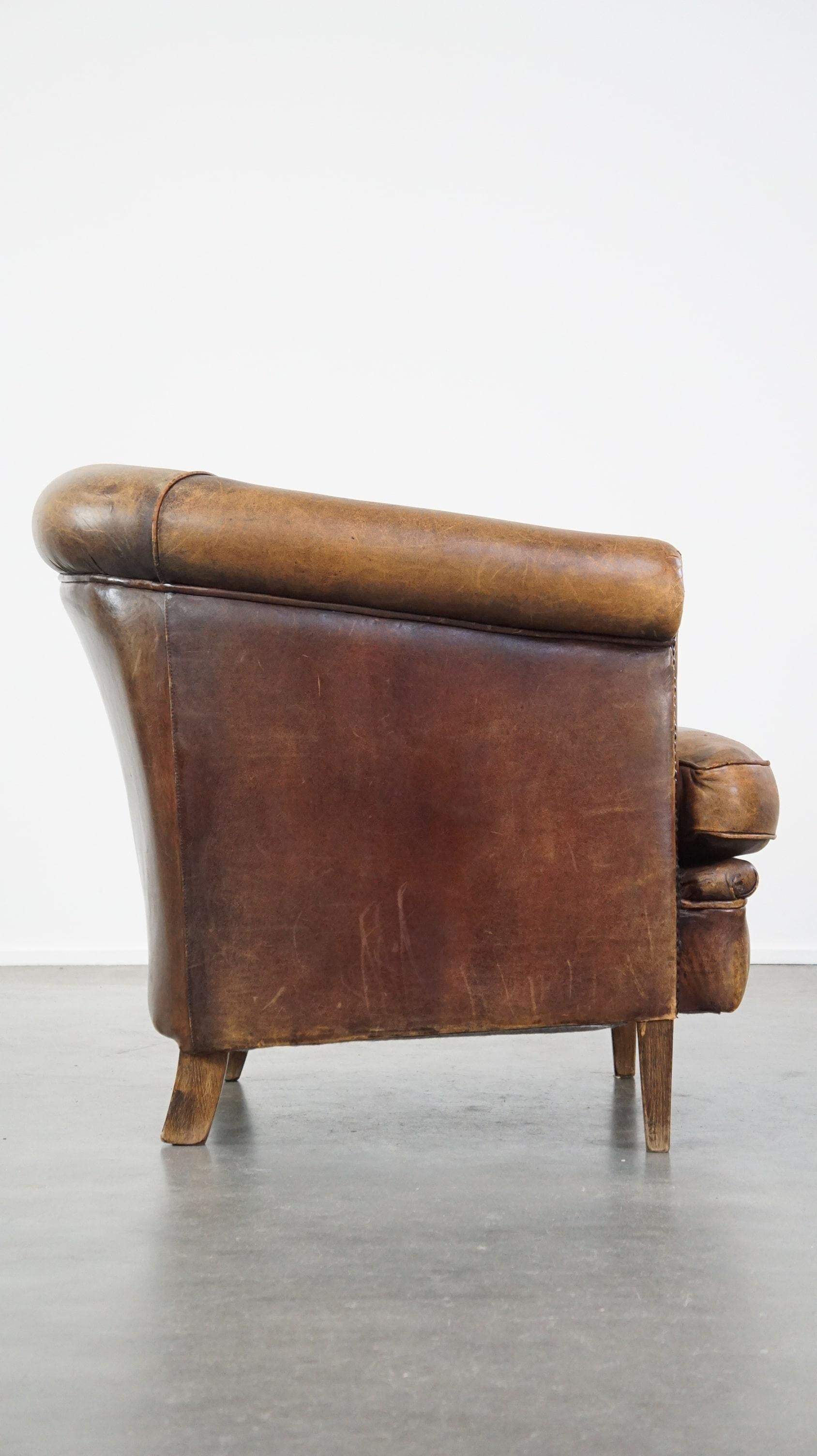 Fait main Fauteuil club en cuir de mouton avec un aspect luxueux et rustique en vente