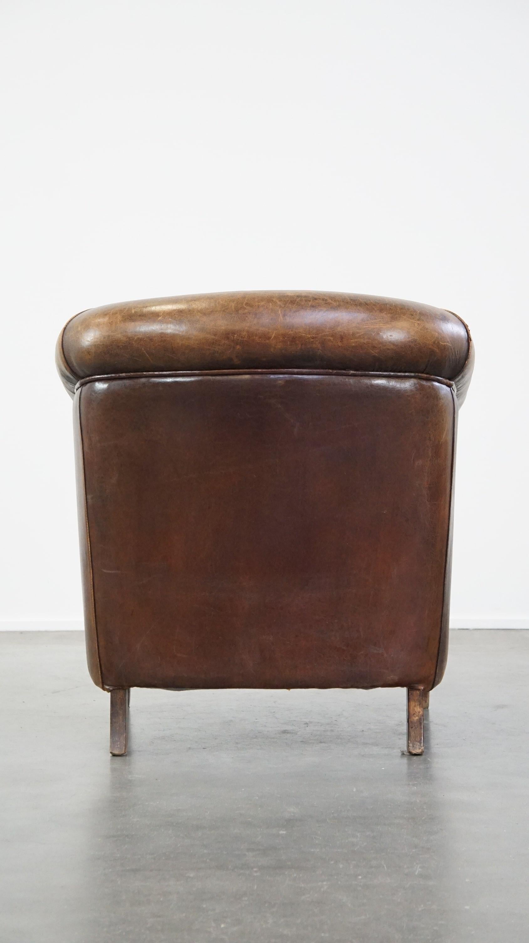 Fauteuil club en cuir de mouton avec un aspect luxueux et rustique État moyen - En vente à Harderwijk, NL