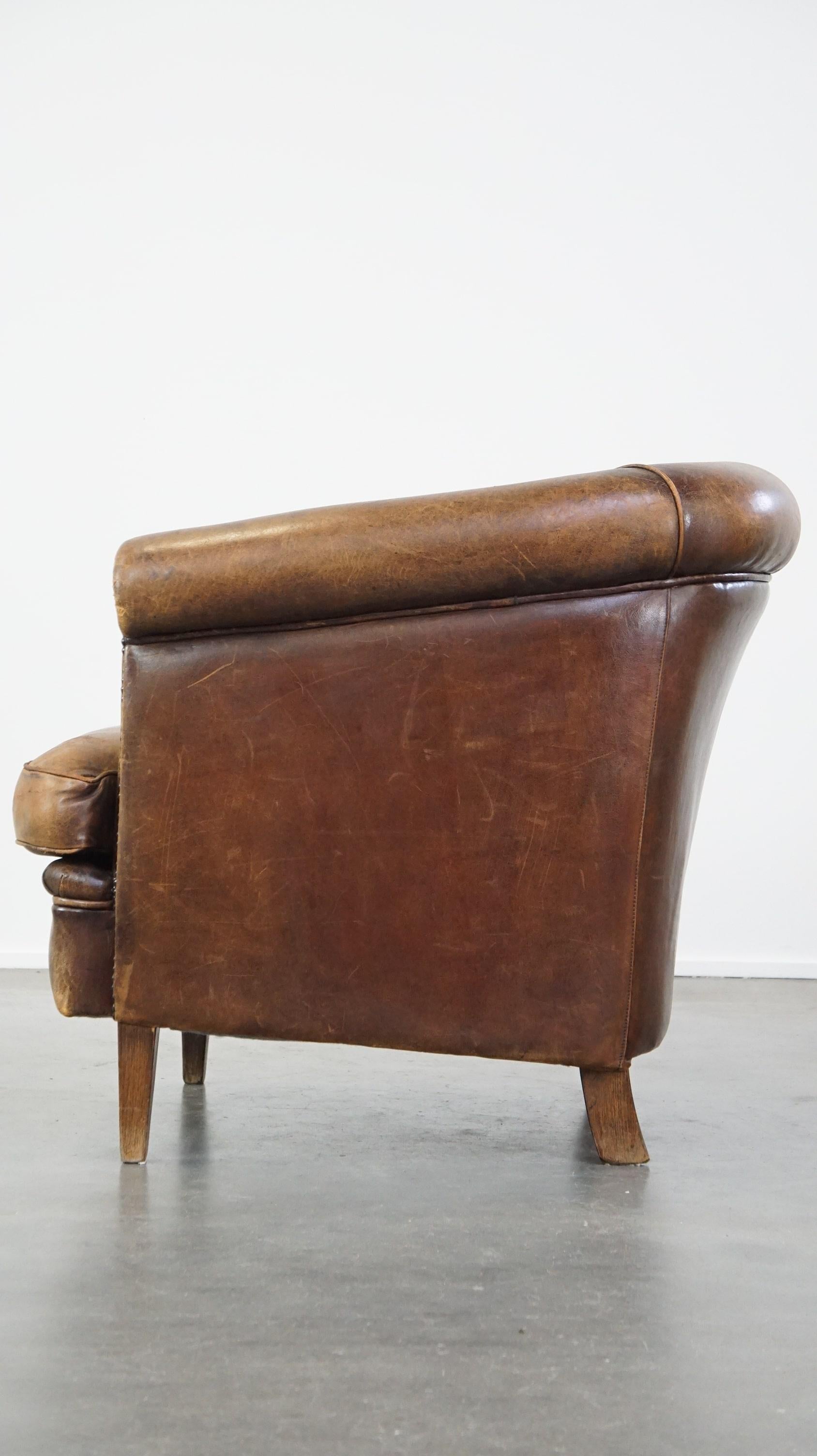 20ième siècle Fauteuil club en cuir de mouton avec un aspect luxueux et rustique en vente