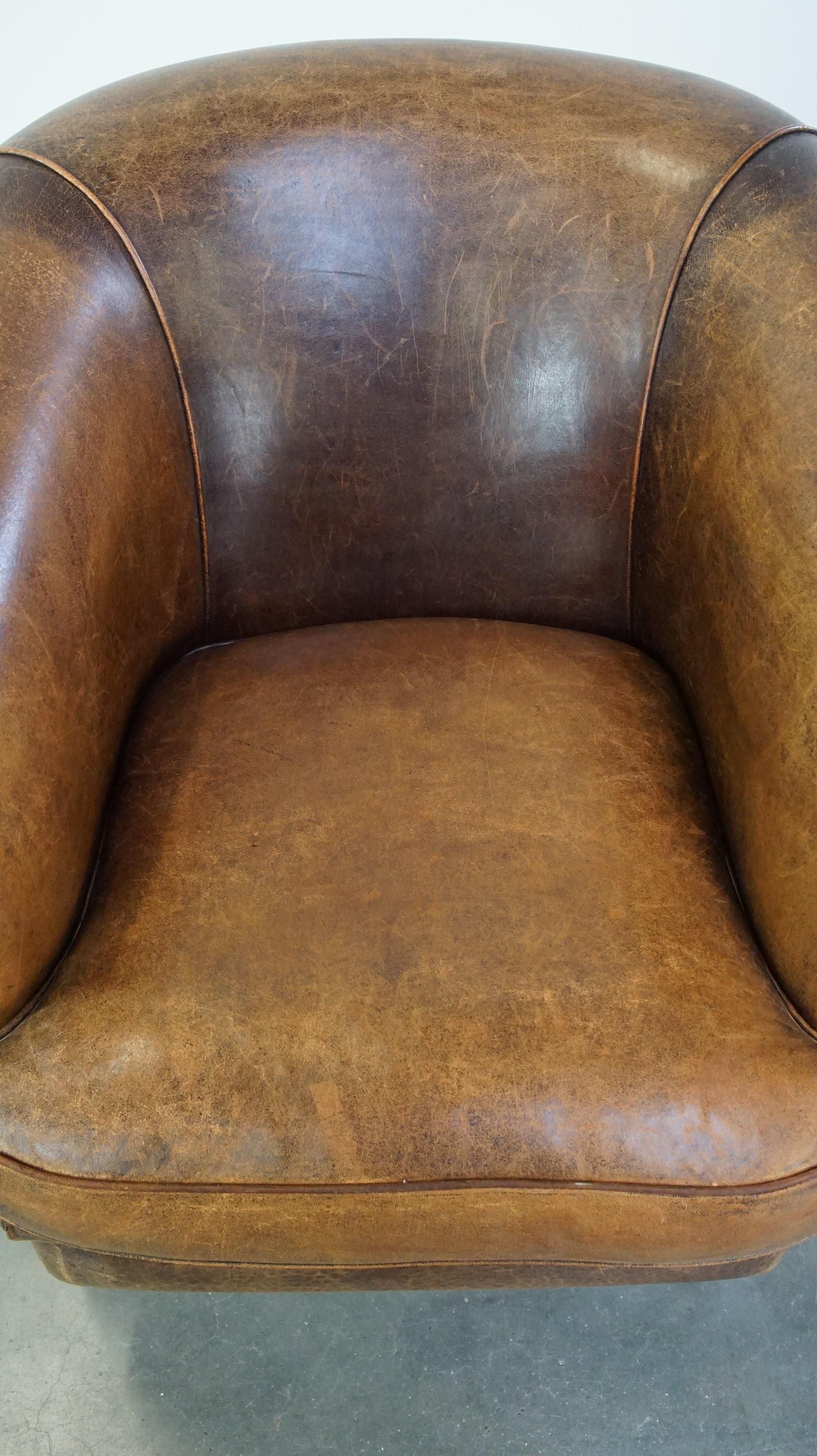 Cuir de mouton Fauteuil club en cuir de mouton avec un aspect luxueux et rustique en vente