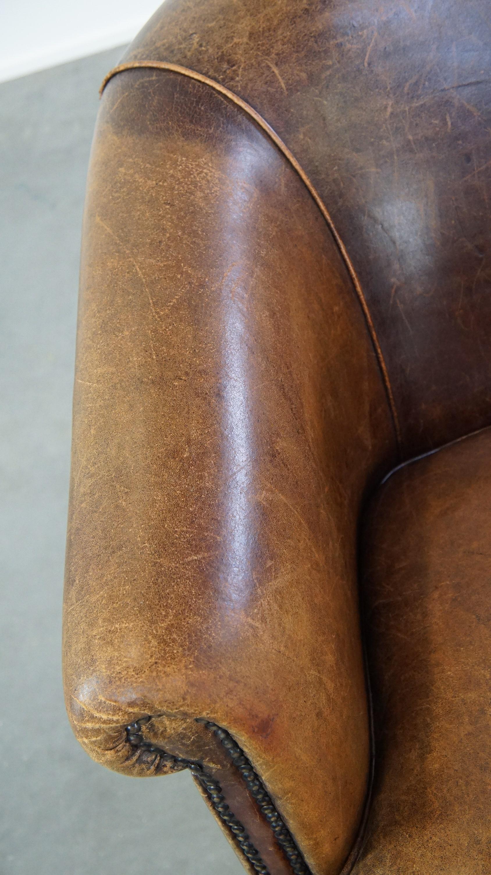 Fauteuil club en cuir de mouton avec un aspect luxueux et rustique en vente 1