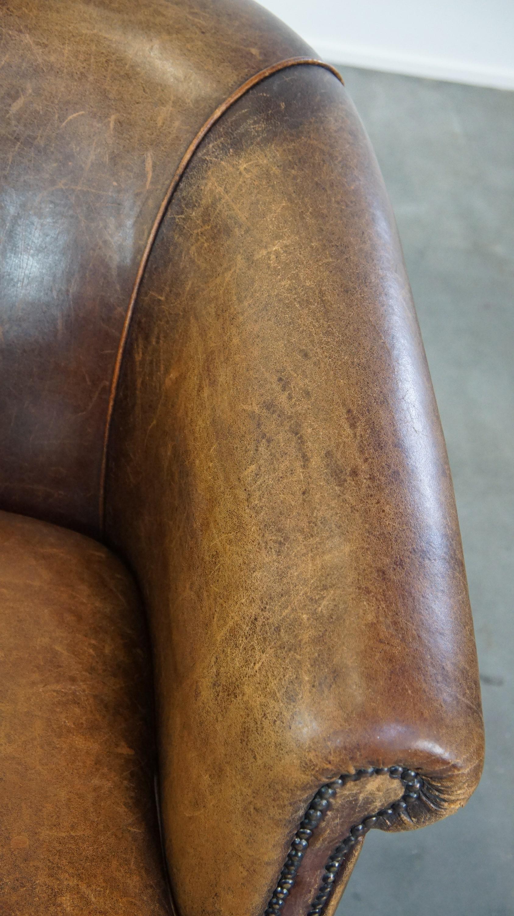 Fauteuil club en cuir de mouton avec un aspect luxueux et rustique en vente 2