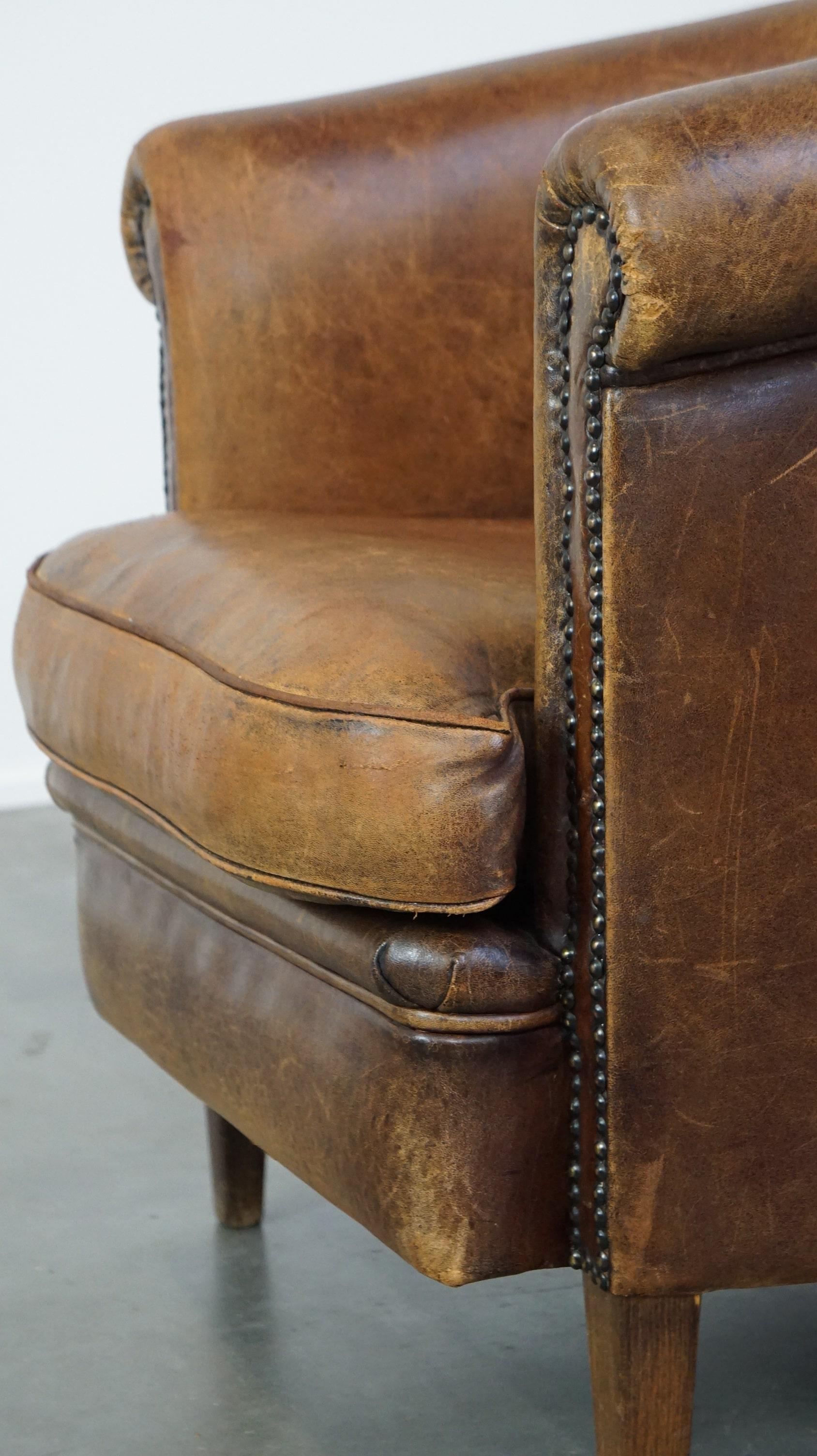 Fauteuil club en cuir de mouton avec un aspect luxueux et rustique en vente 3