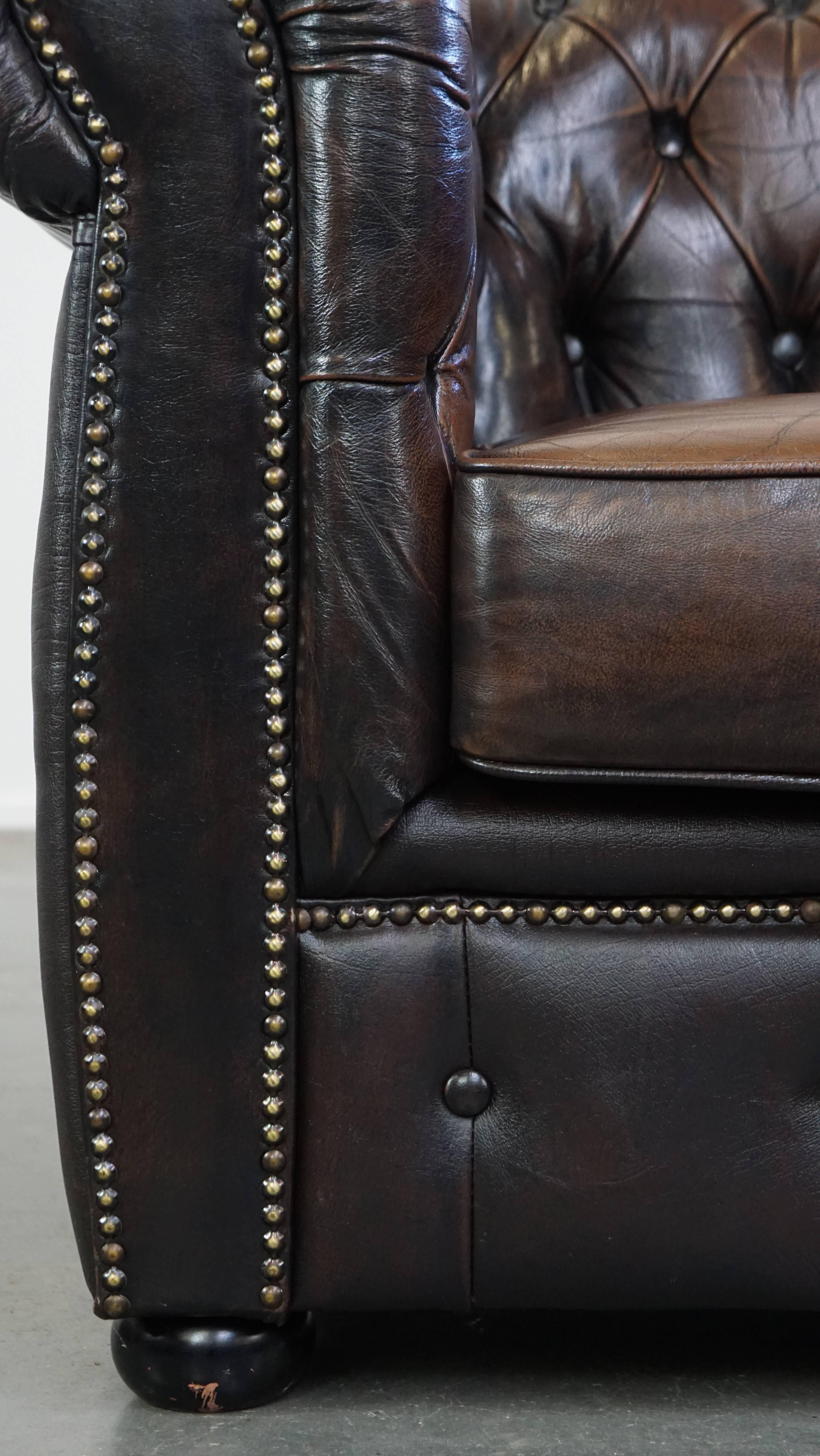 Characterful, stately English Chesterfield armchair made of cowhide leather For Sale 4