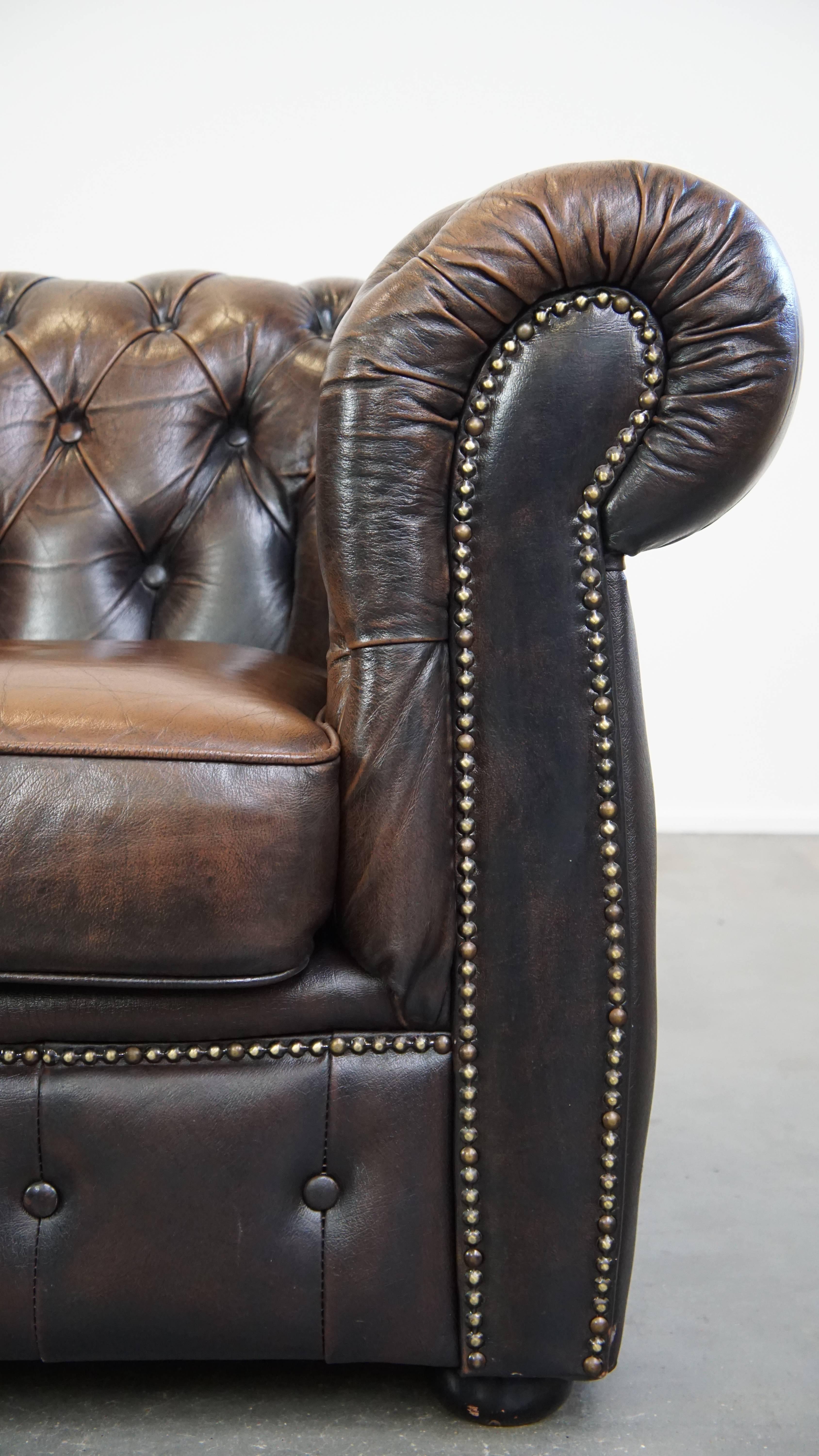 Characterful, stately English Chesterfield armchair made of cowhide leather For Sale 6