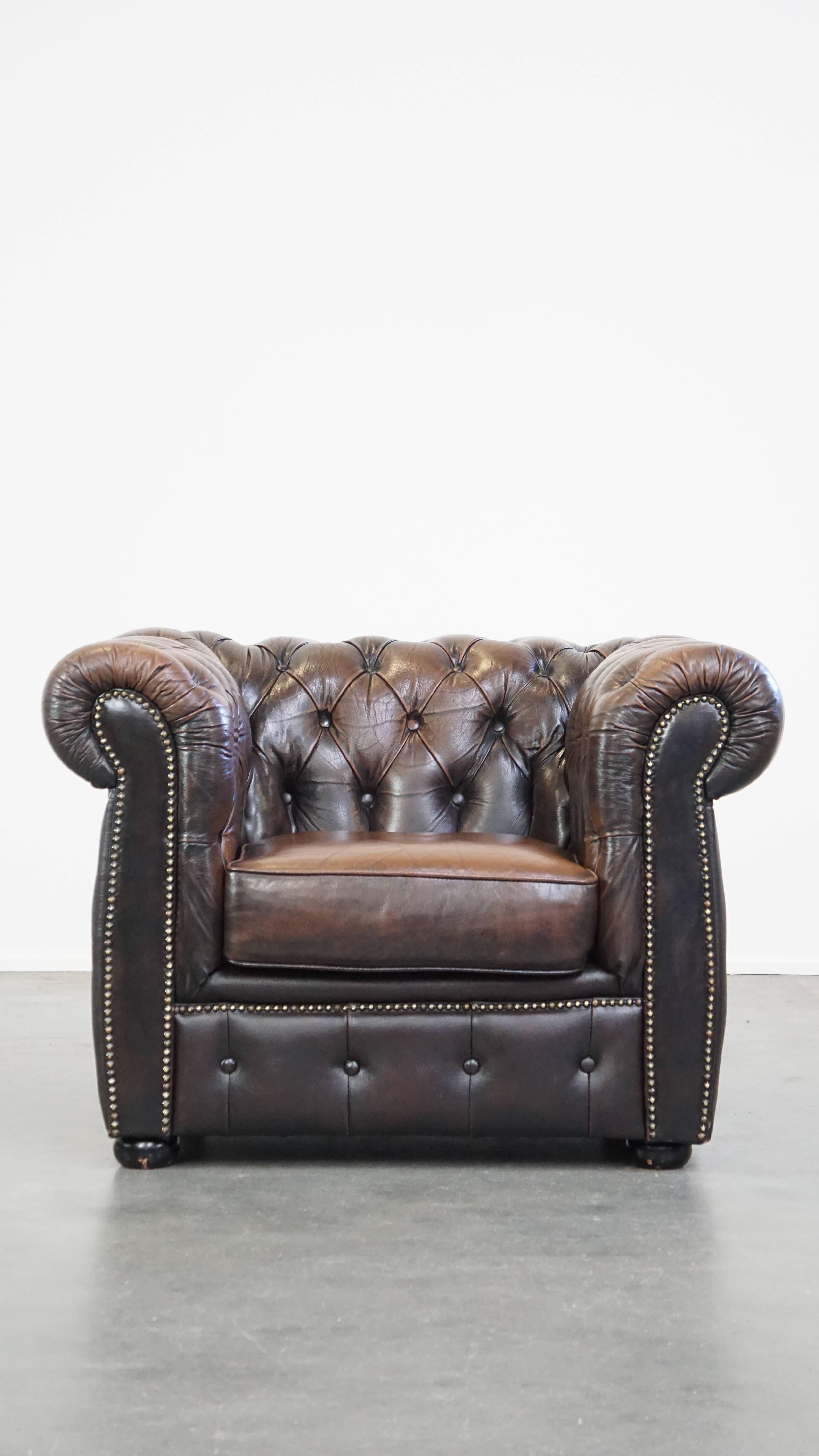 This amazing leather chesterfield armchair is full of character and will look great in almost any interior. Thanks to its deep color and beautiful build, it radiates dignity and luxury. This armchair features a loose seat cushion and offers good