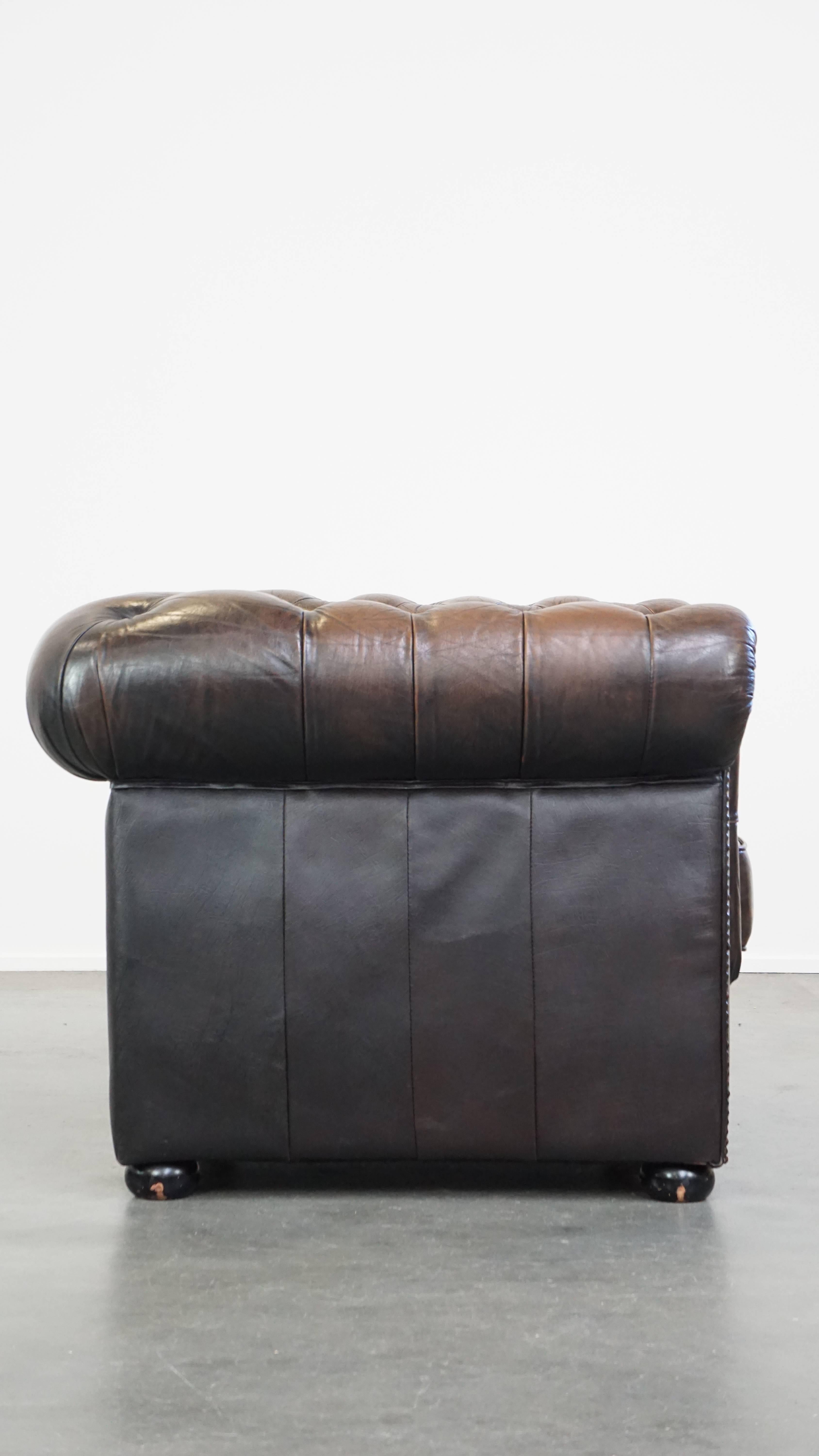 Hand-Crafted Characterful, stately English Chesterfield armchair made of cowhide leather For Sale