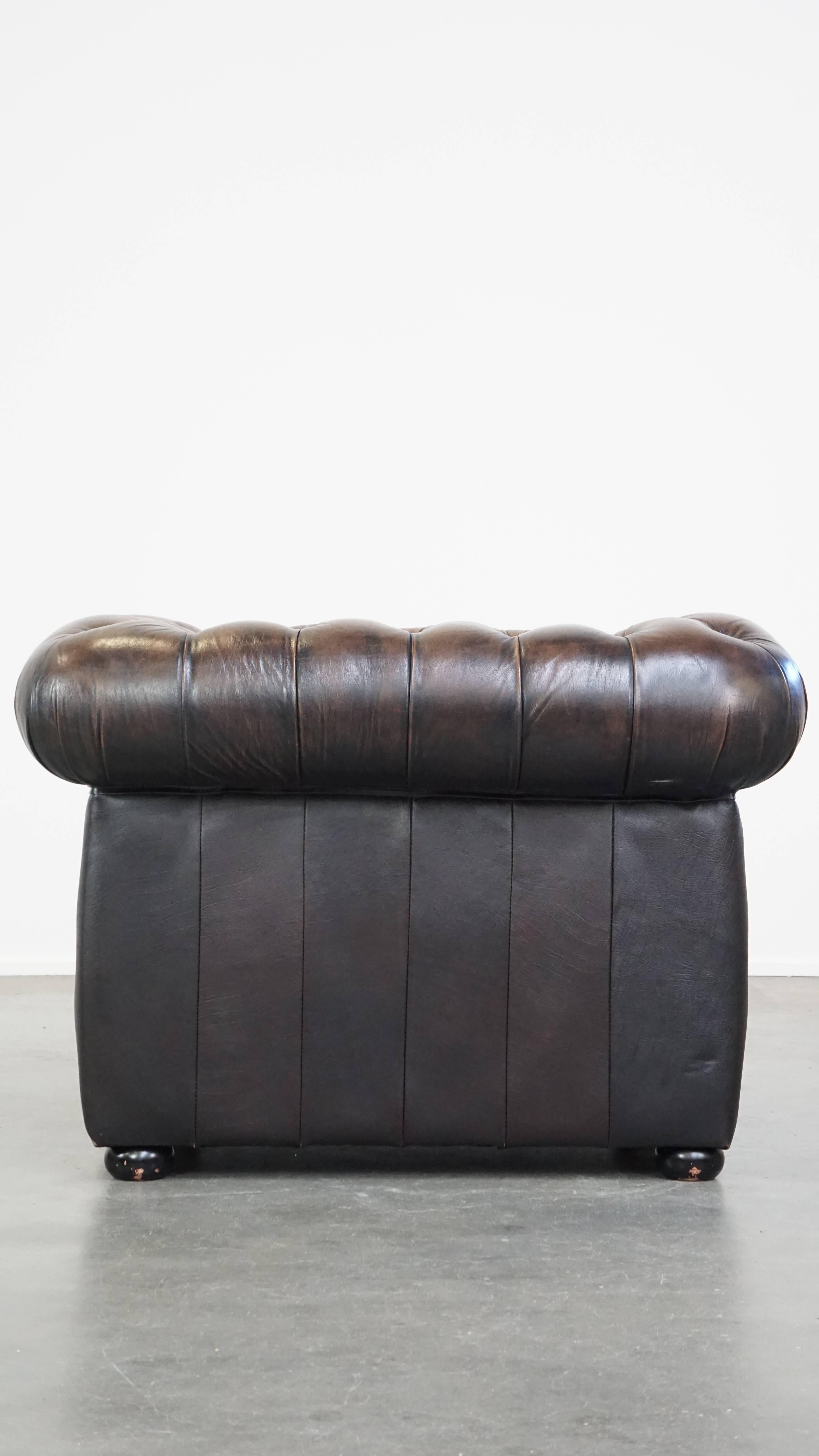 Characterful, stately English Chesterfield armchair made of cowhide leather In Good Condition For Sale In Harderwijk, NL