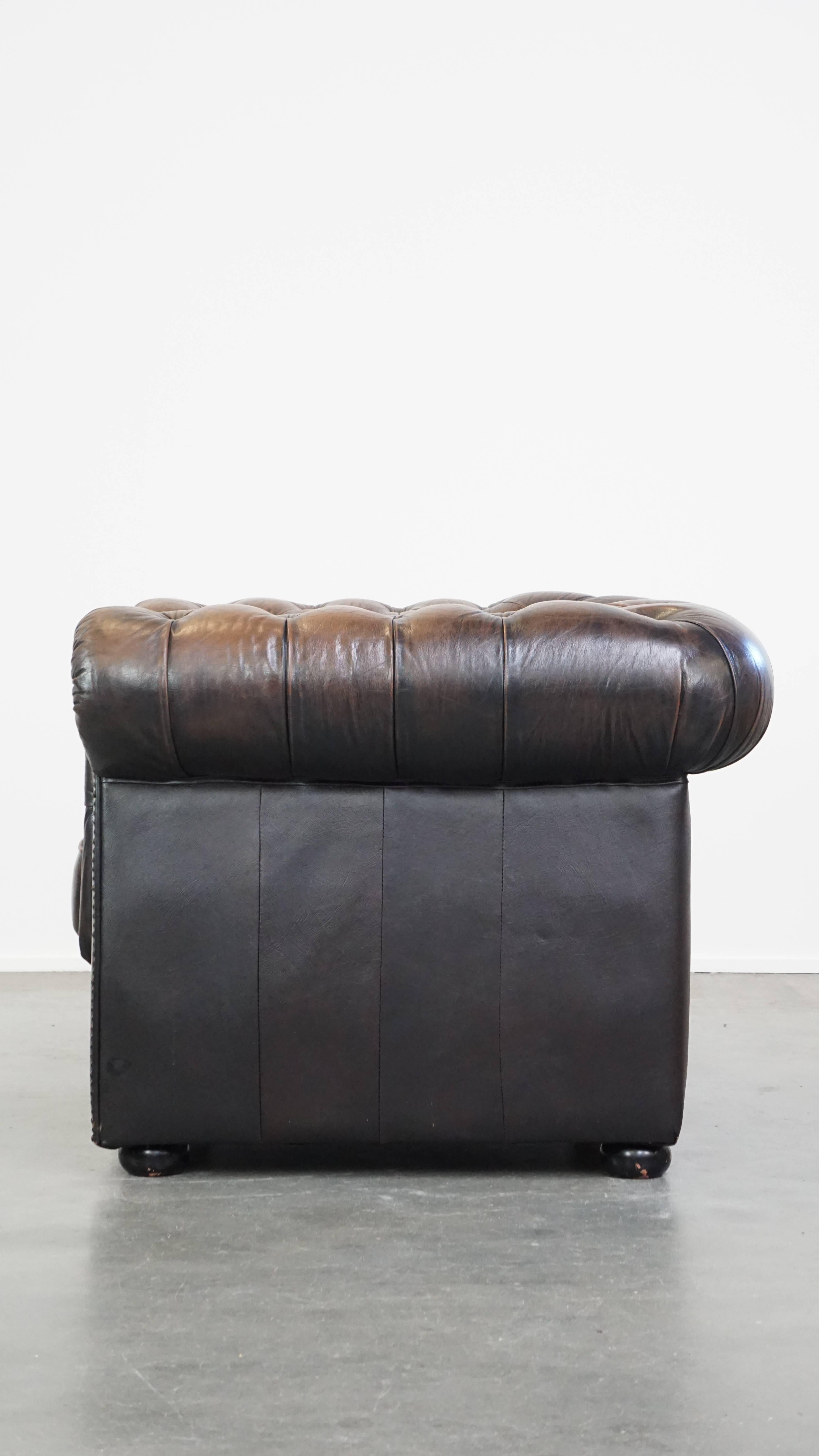 20th Century Characterful, stately English Chesterfield armchair made of cowhide leather For Sale