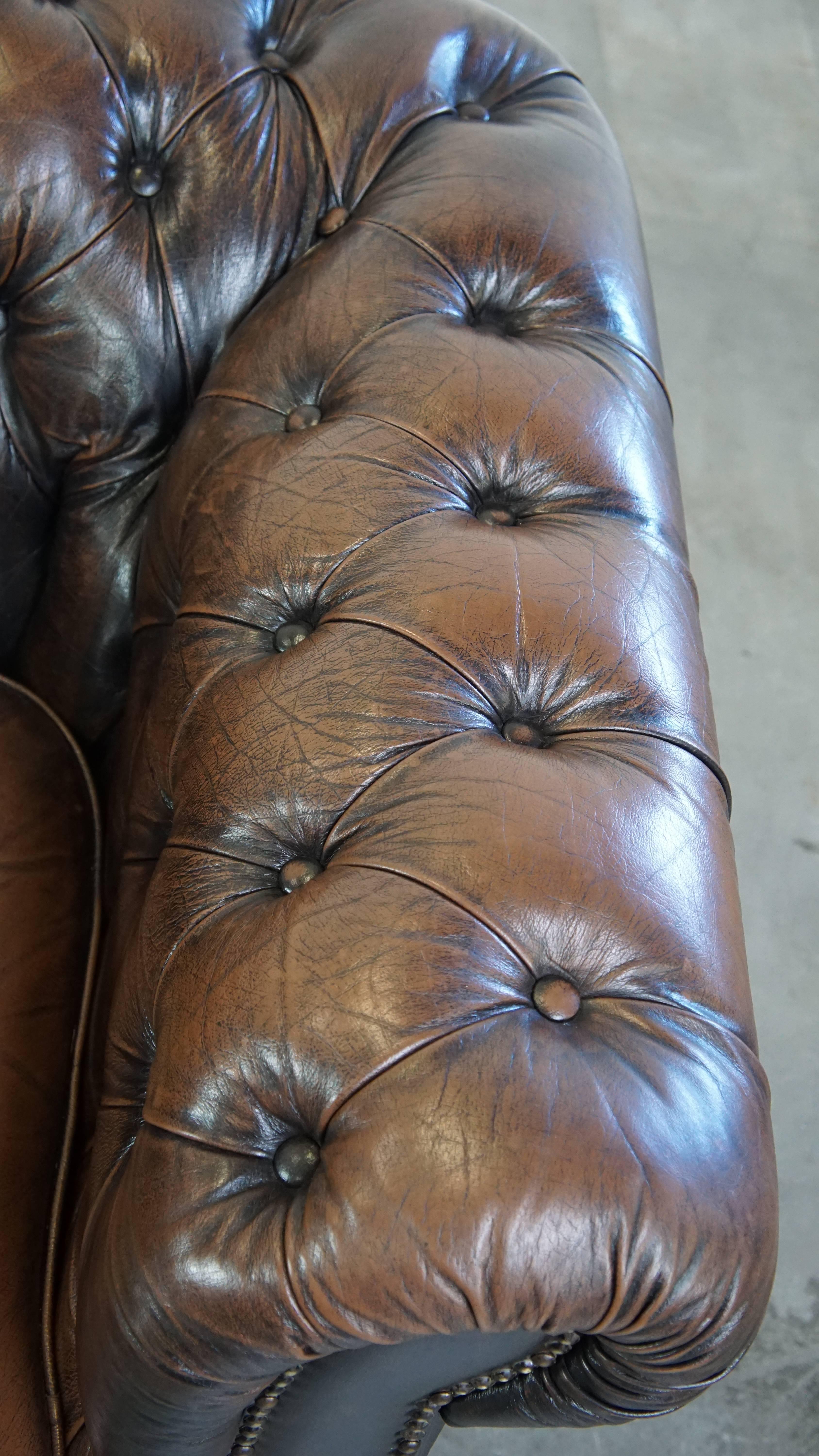 Characterful, stately English Chesterfield armchair made of cowhide leather For Sale 2