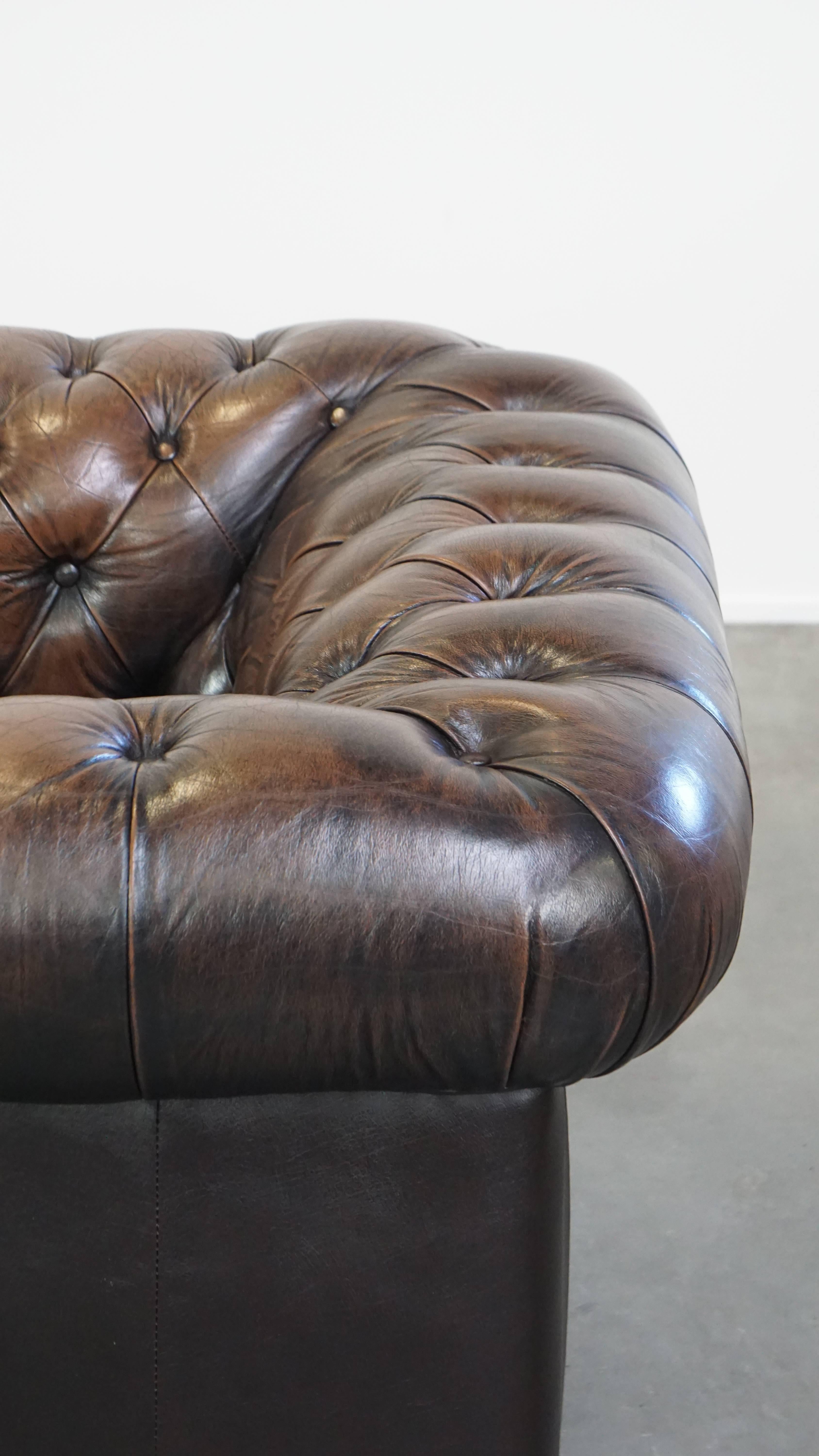 Characterful, stately English Chesterfield armchair made of cowhide leather For Sale 3