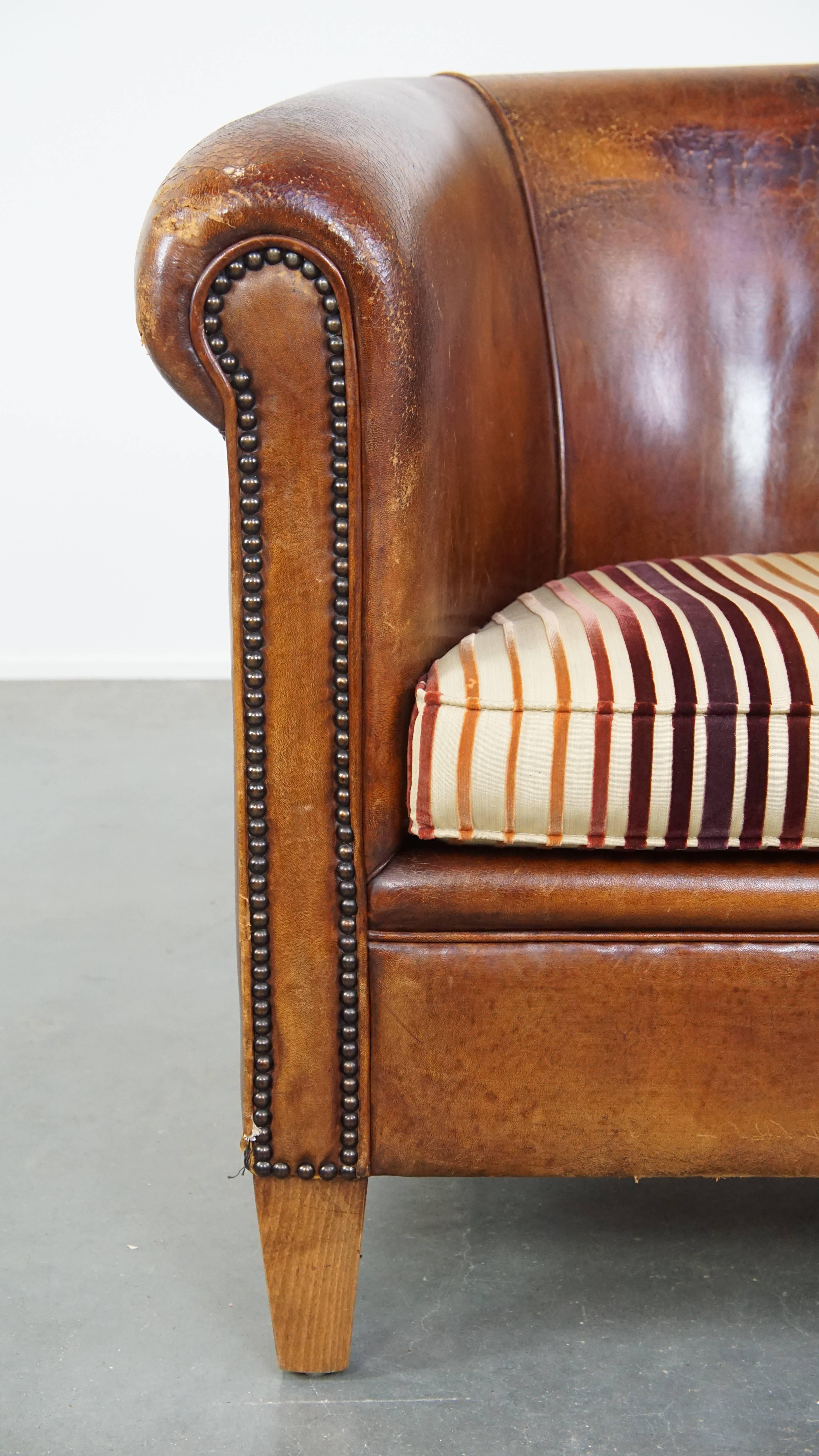 Fauteuil club caractéristique de couleur cognac en cuir de mouton en vente 3