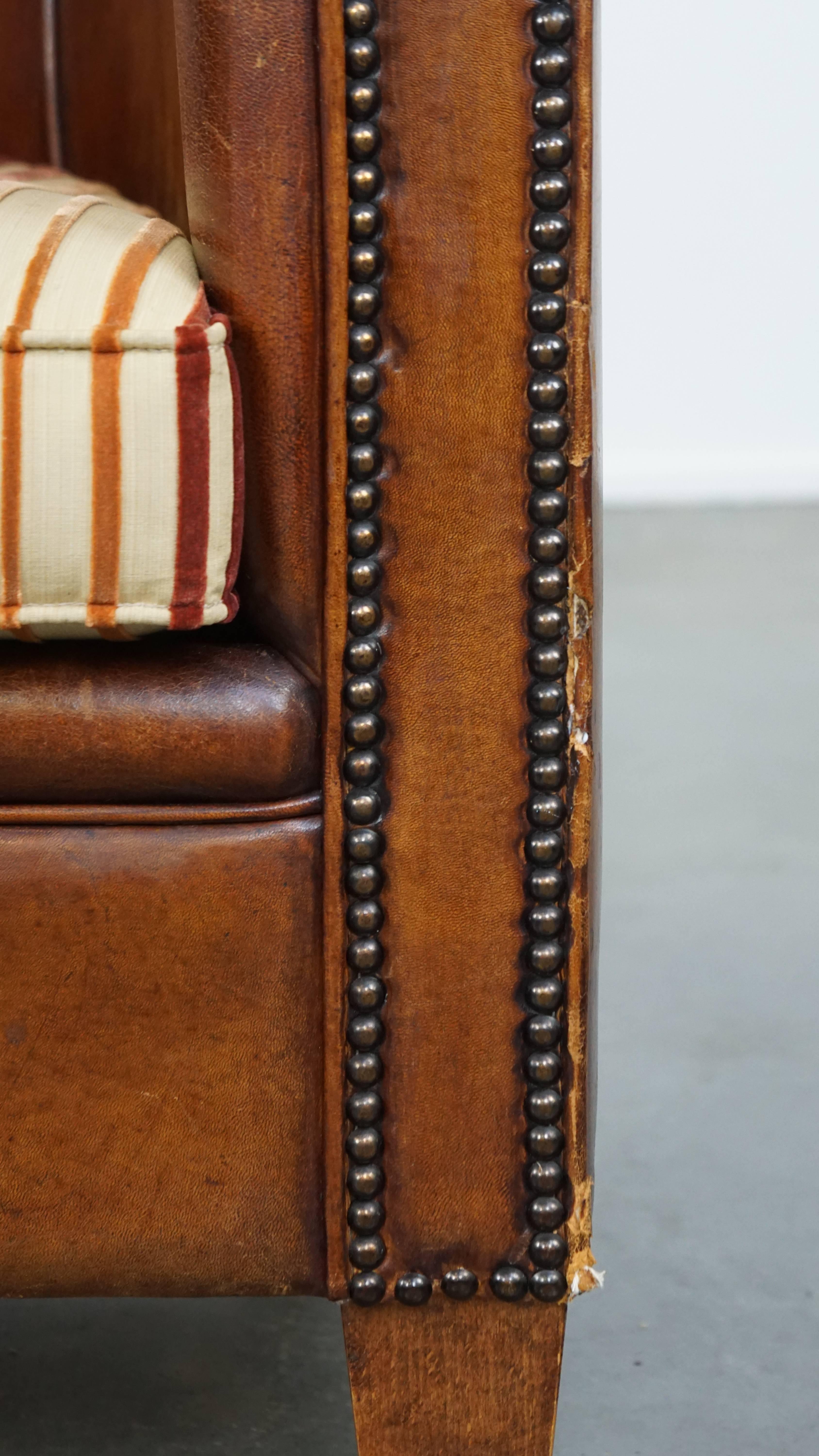 Fauteuil club caractéristique de couleur cognac en cuir de mouton en vente 4