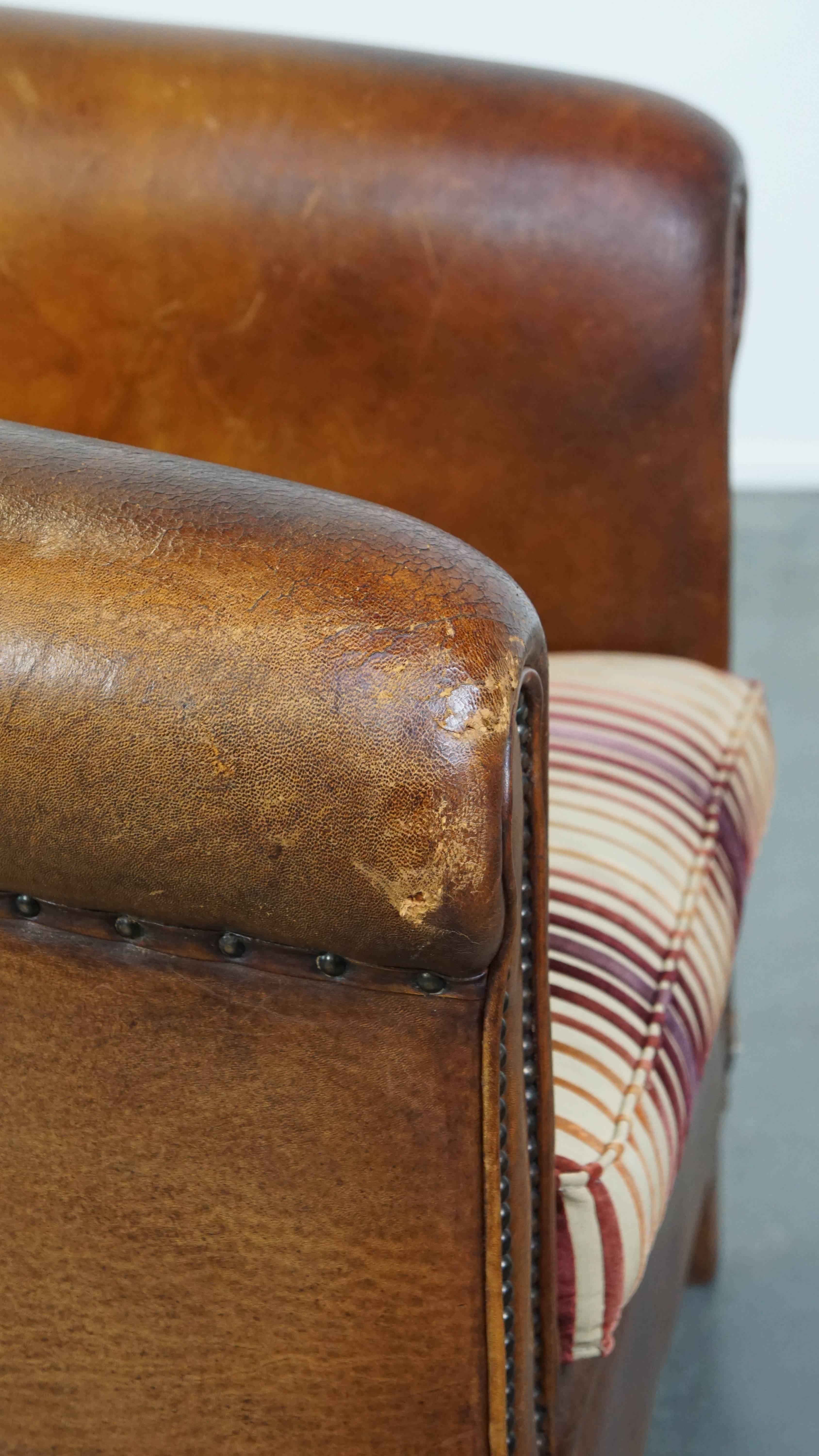 Fauteuil club caractéristique de couleur cognac en cuir de mouton en vente 6