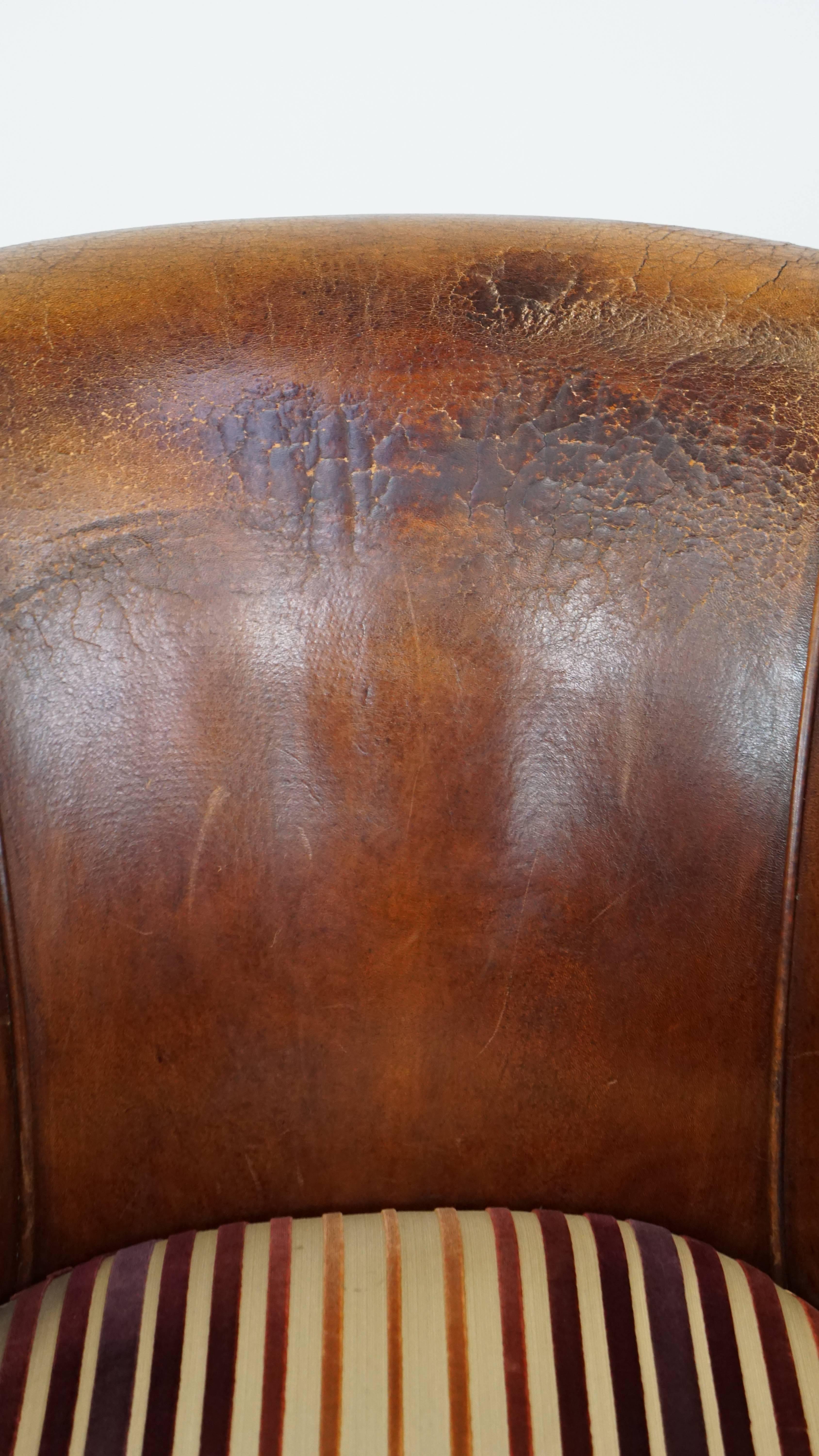 Fauteuil club caractéristique de couleur cognac en cuir de mouton en vente 8