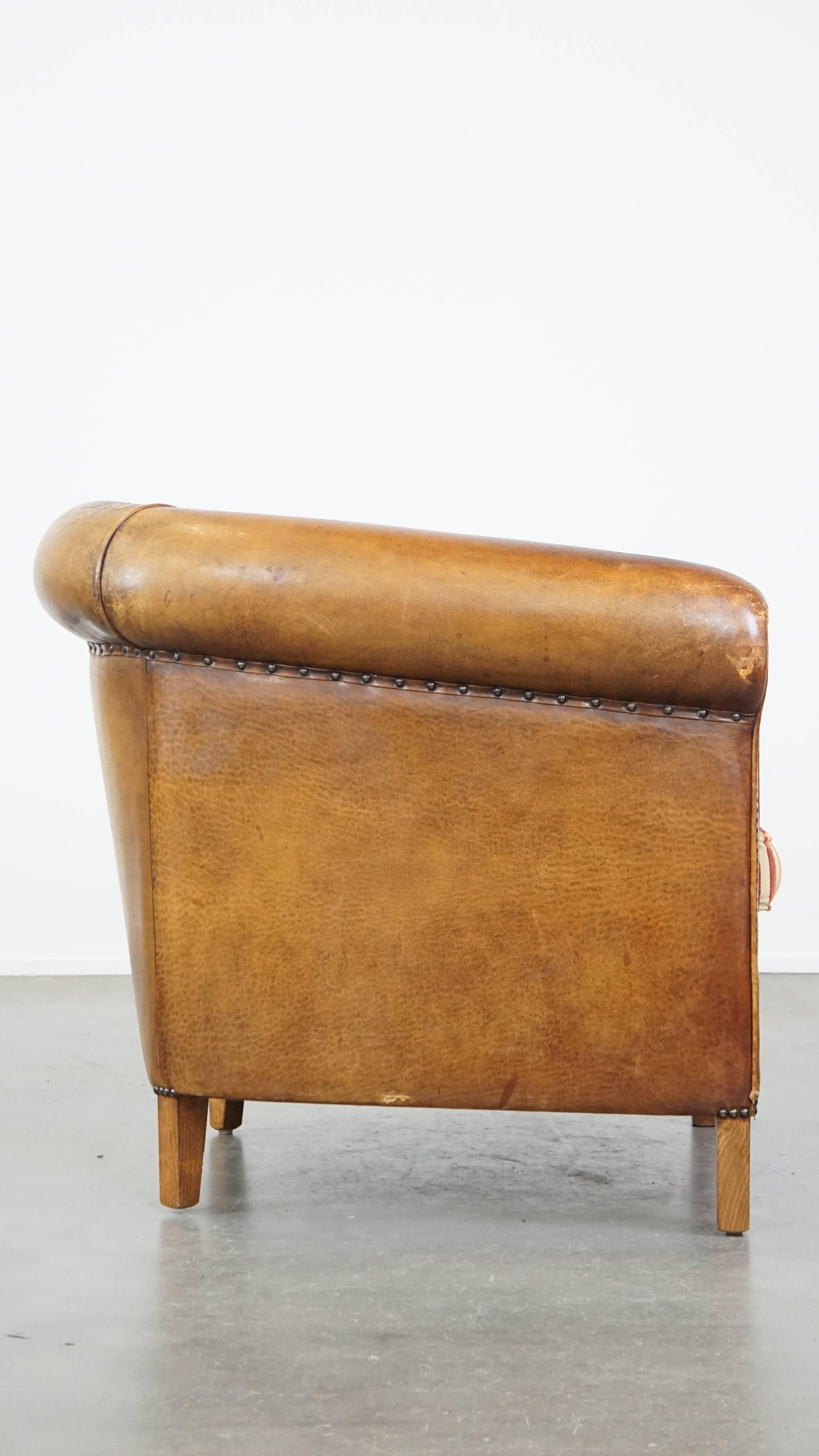 Romain classique Fauteuil club caractéristique de couleur cognac en cuir de mouton en vente