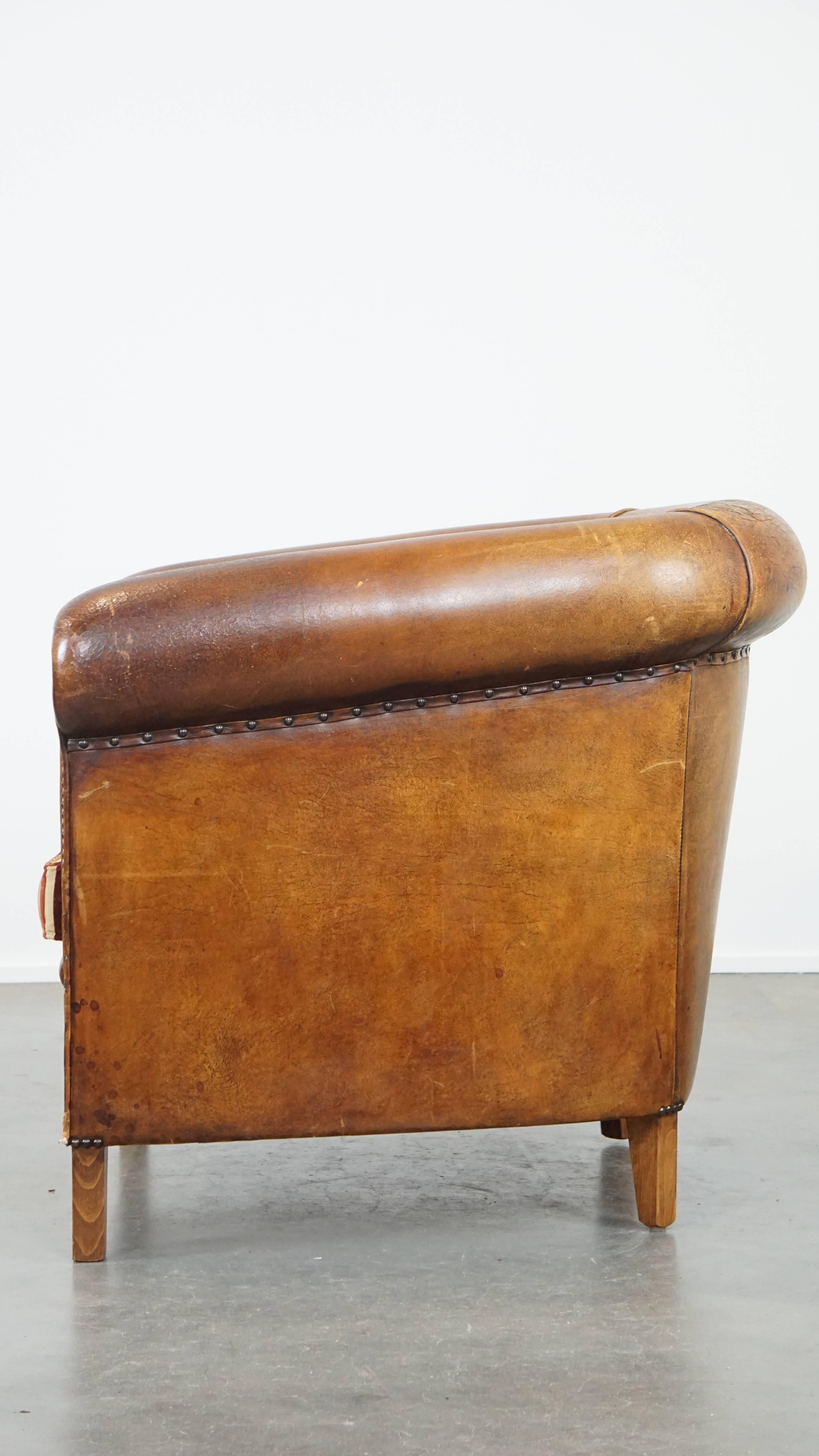 Fauteuil club caractéristique de couleur cognac en cuir de mouton Bon état - En vente à Harderwijk, NL