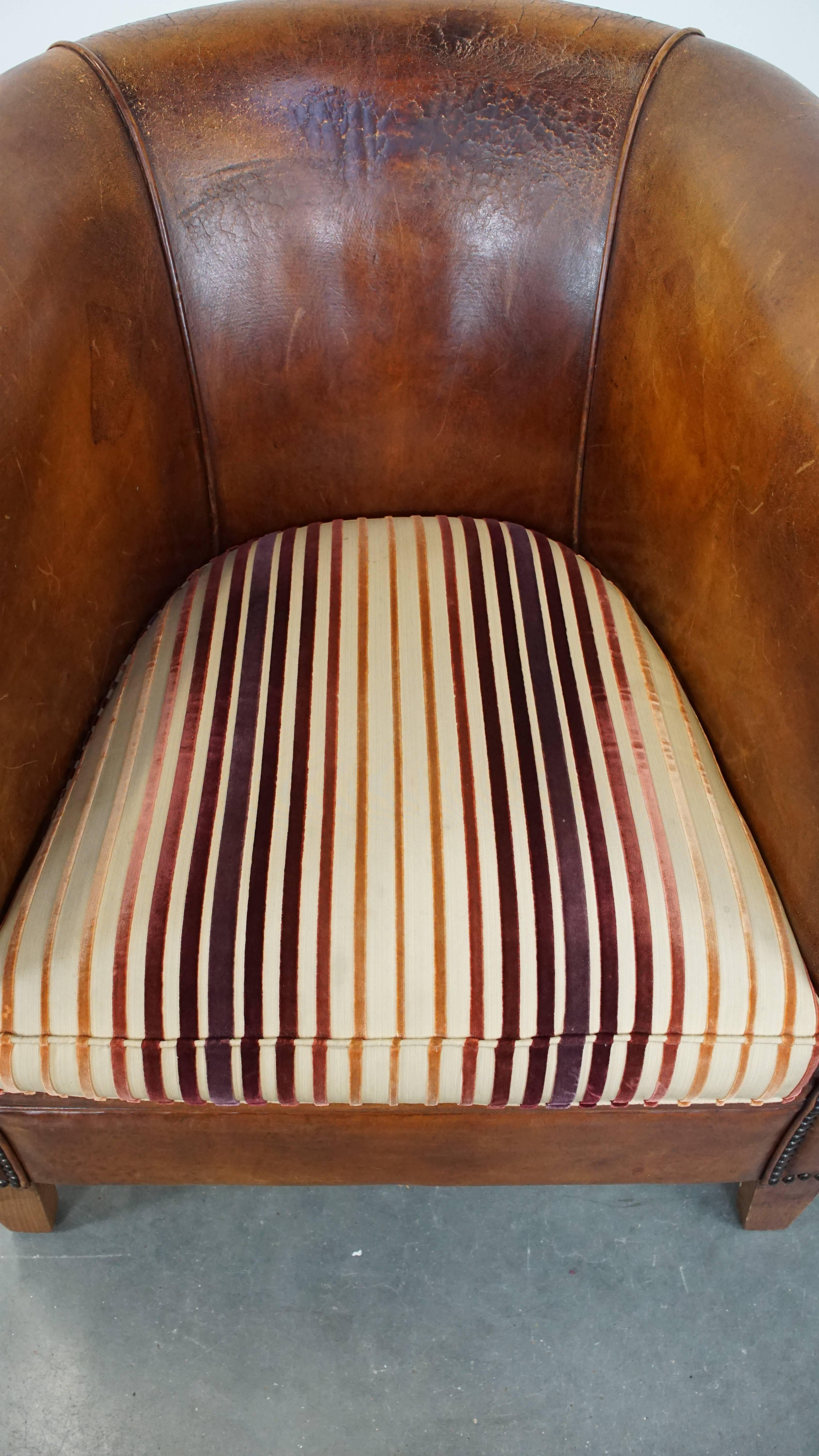 20ième siècle Fauteuil club caractéristique de couleur cognac en cuir de mouton en vente