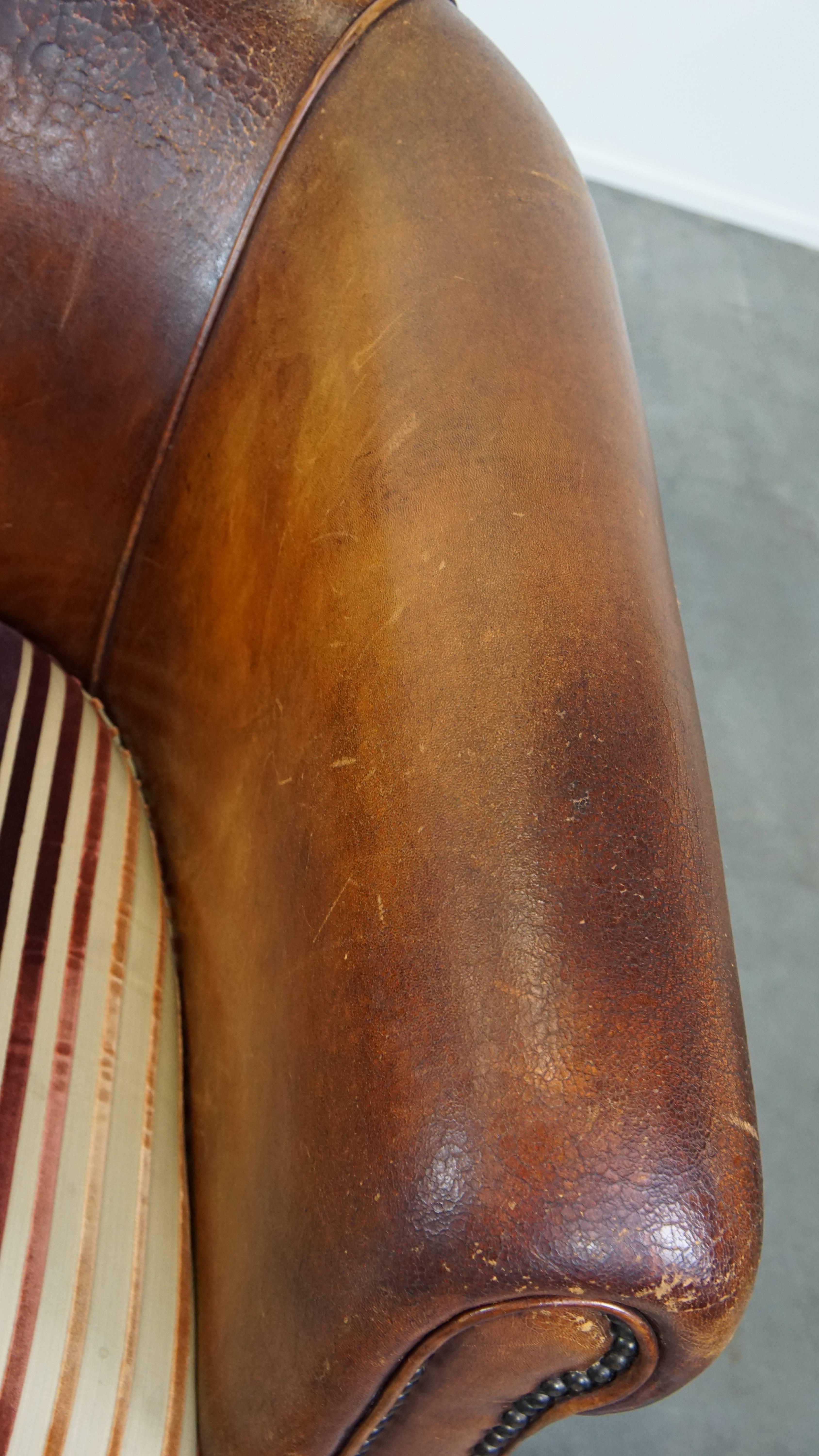 Fauteuil club caractéristique de couleur cognac en cuir de mouton en vente 1