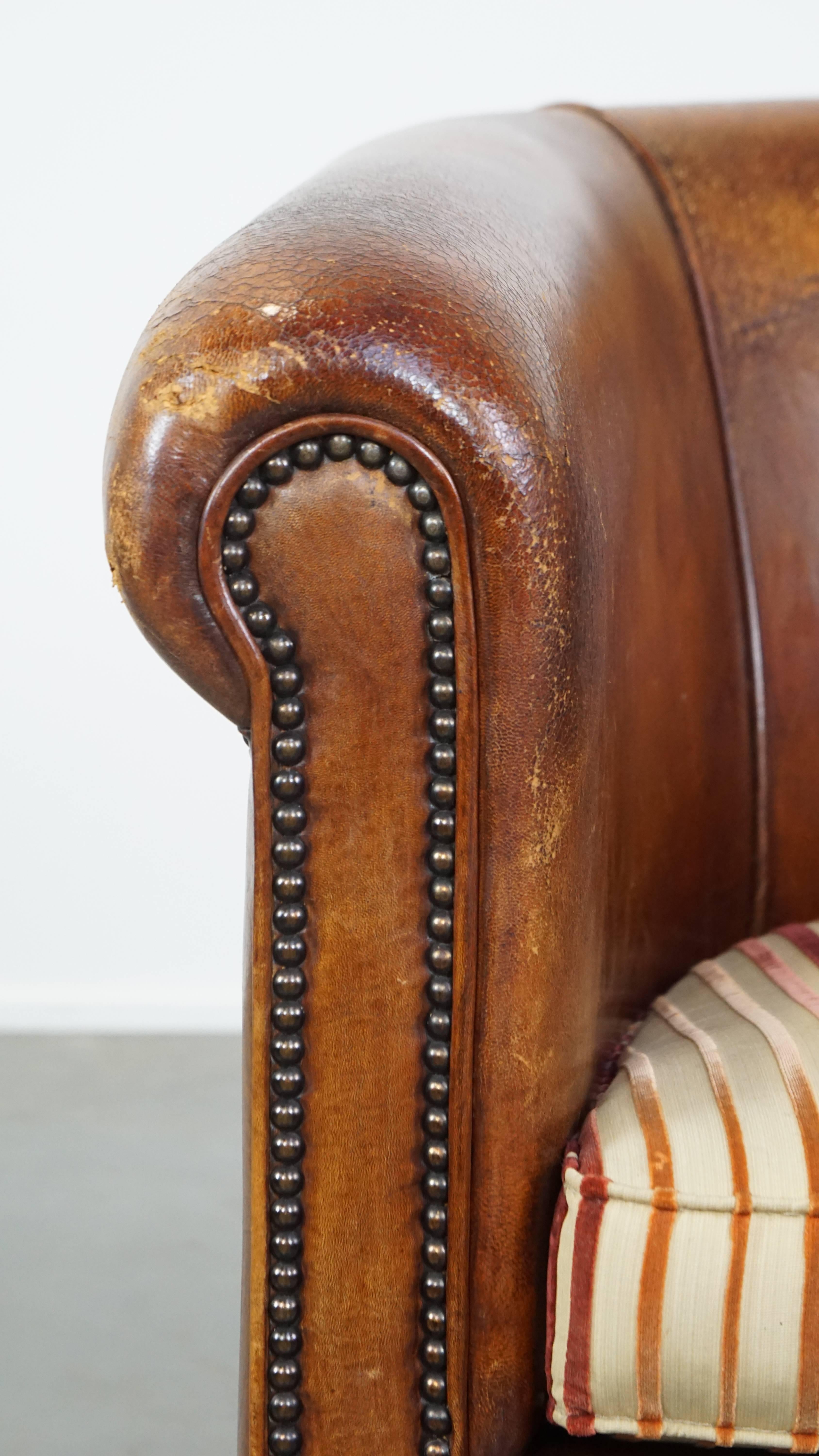 Fauteuil club caractéristique de couleur cognac en cuir de mouton en vente 2