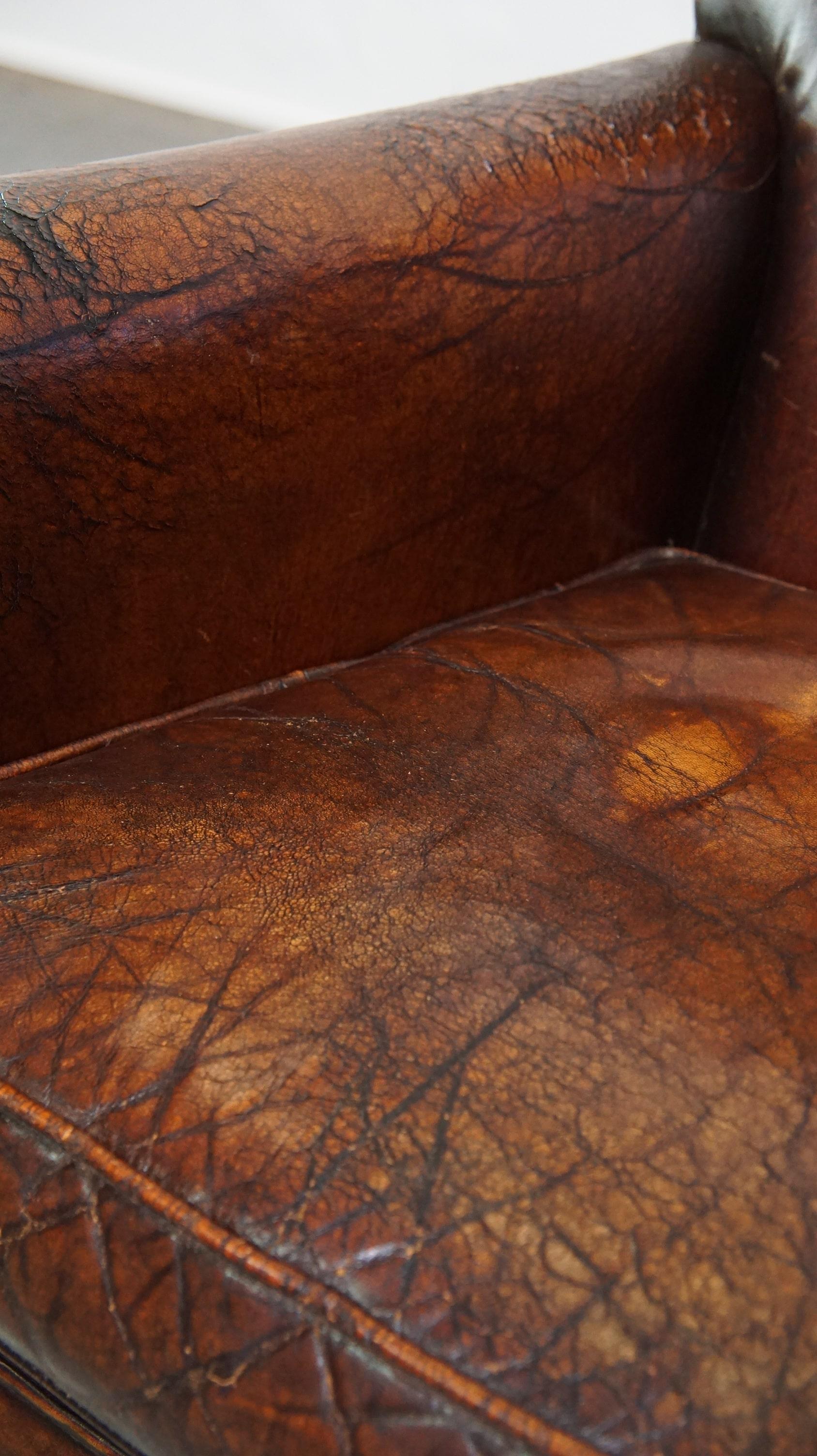 Charaktervoller Sessel im Vintage-Design aus wunderschön patiniertem Schafsfell im Angebot 5