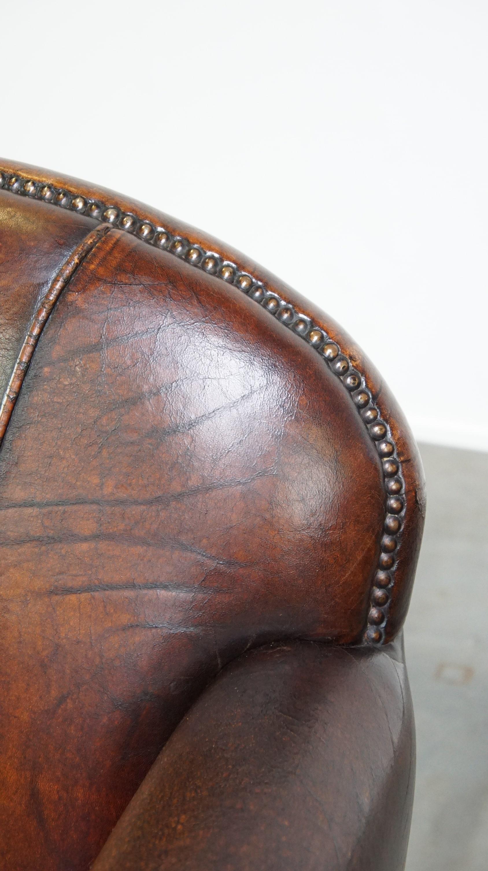 Charaktervoller Sessel im Vintage-Design aus wunderschön patiniertem Schafsfell im Angebot 6