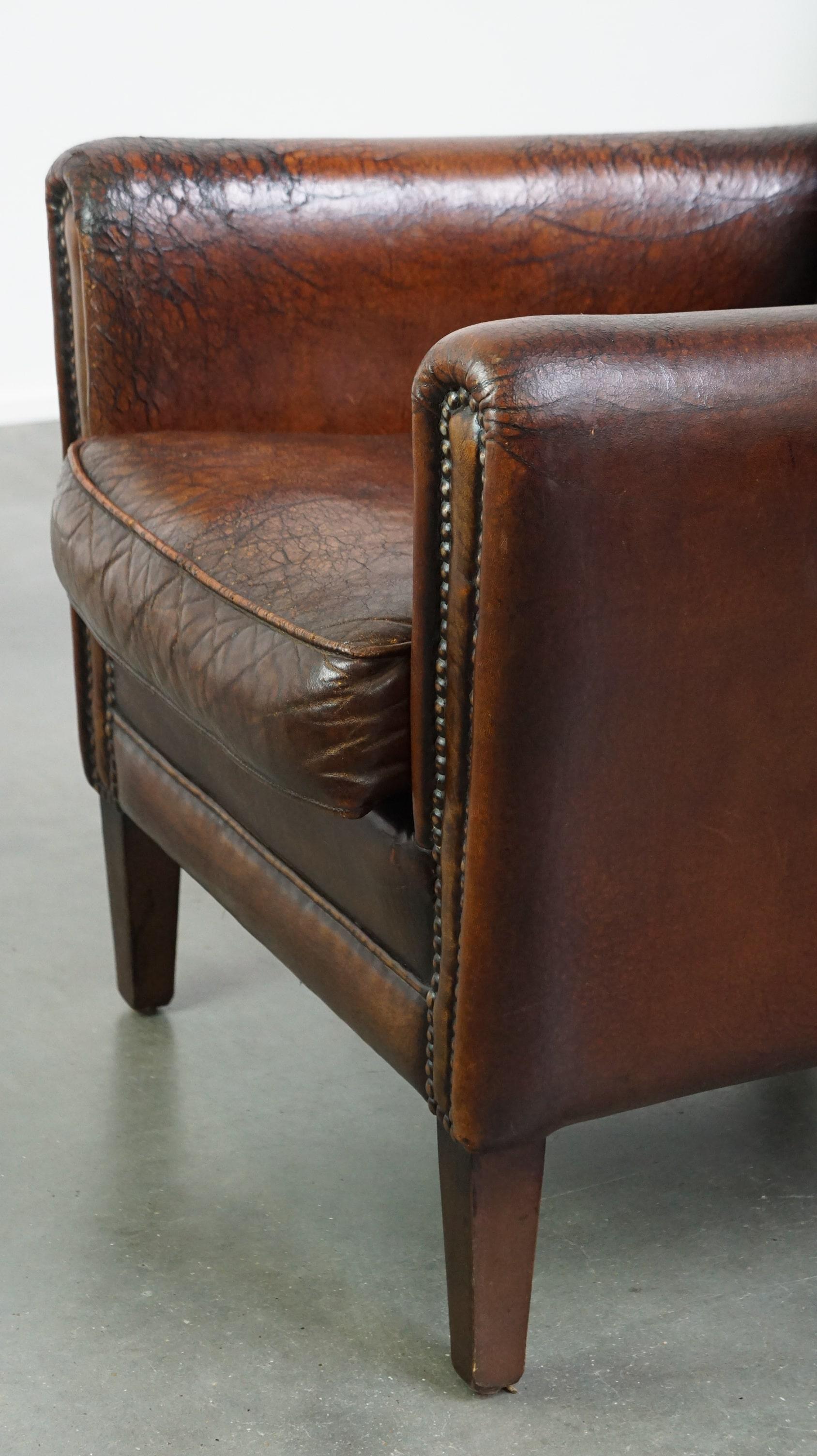 Charaktervoller Sessel im Vintage-Design aus wunderschön patiniertem Schafsfell im Angebot 7
