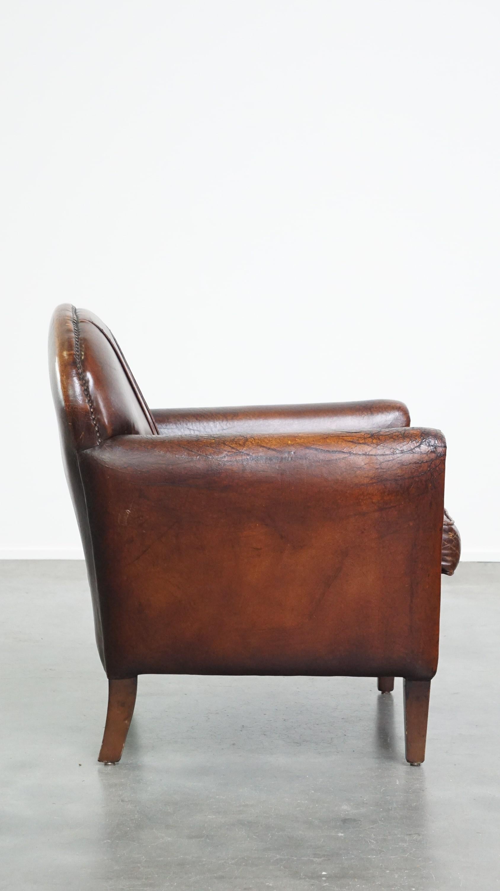 Charaktervoller Sessel im Vintage-Design aus wunderschön patiniertem Schafsfell (Handgefertigt) im Angebot