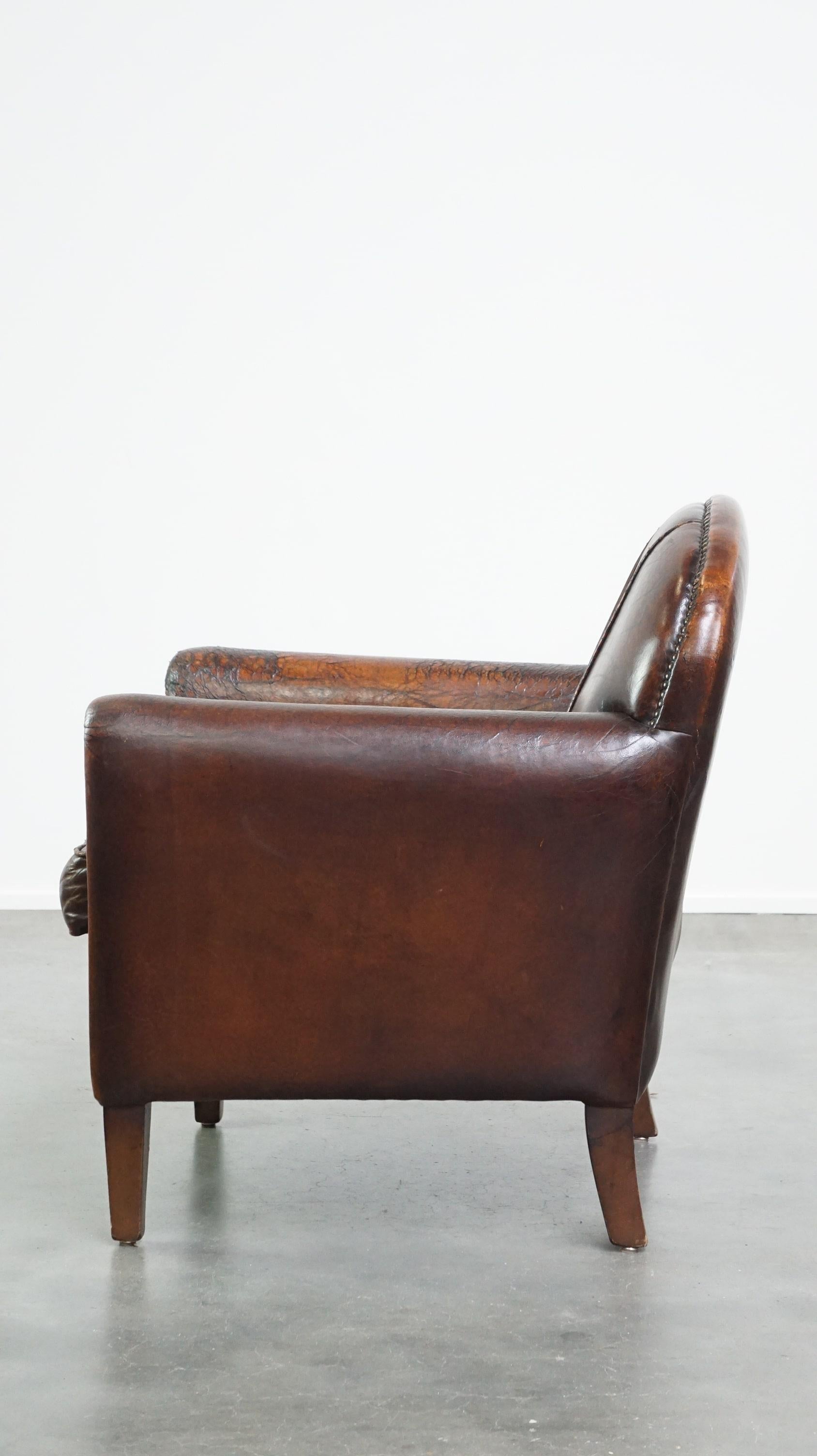 Charaktervoller Sessel im Vintage-Design aus wunderschön patiniertem Schafsfell (Ende des 20. Jahrhunderts) im Angebot