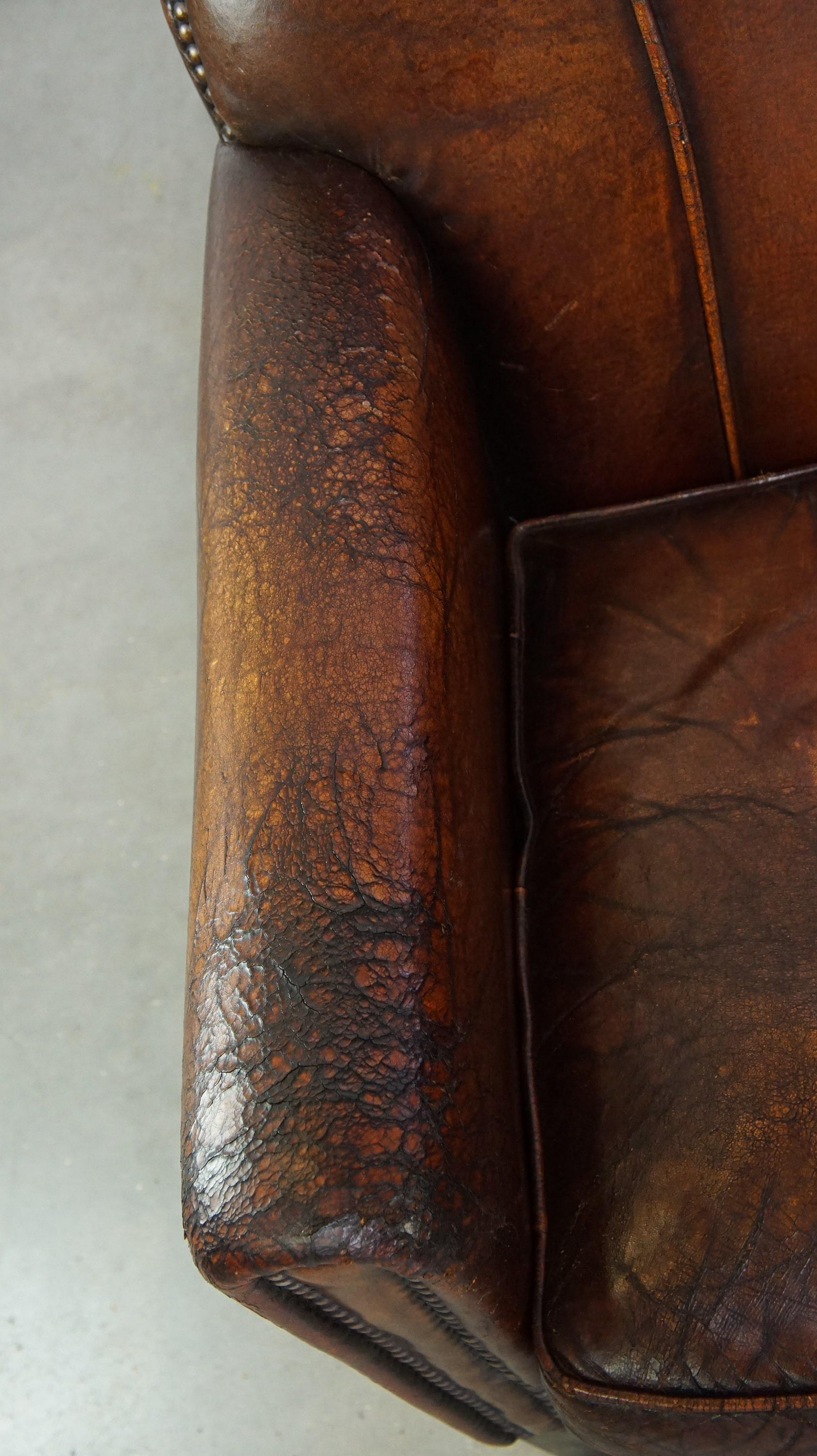 Charaktervoller Sessel im Vintage-Design aus wunderschön patiniertem Schafsfell im Angebot 1