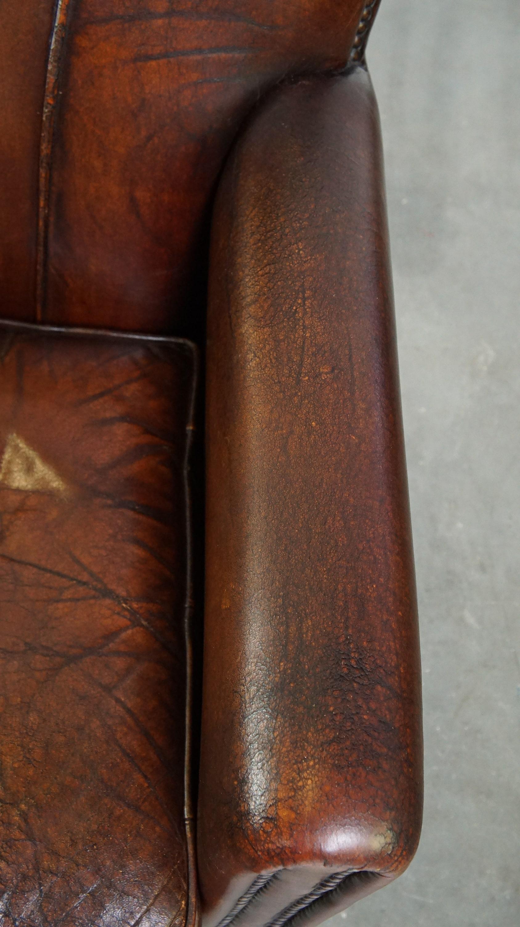 Charaktervoller Sessel im Vintage-Design aus wunderschön patiniertem Schafsfell im Angebot 2