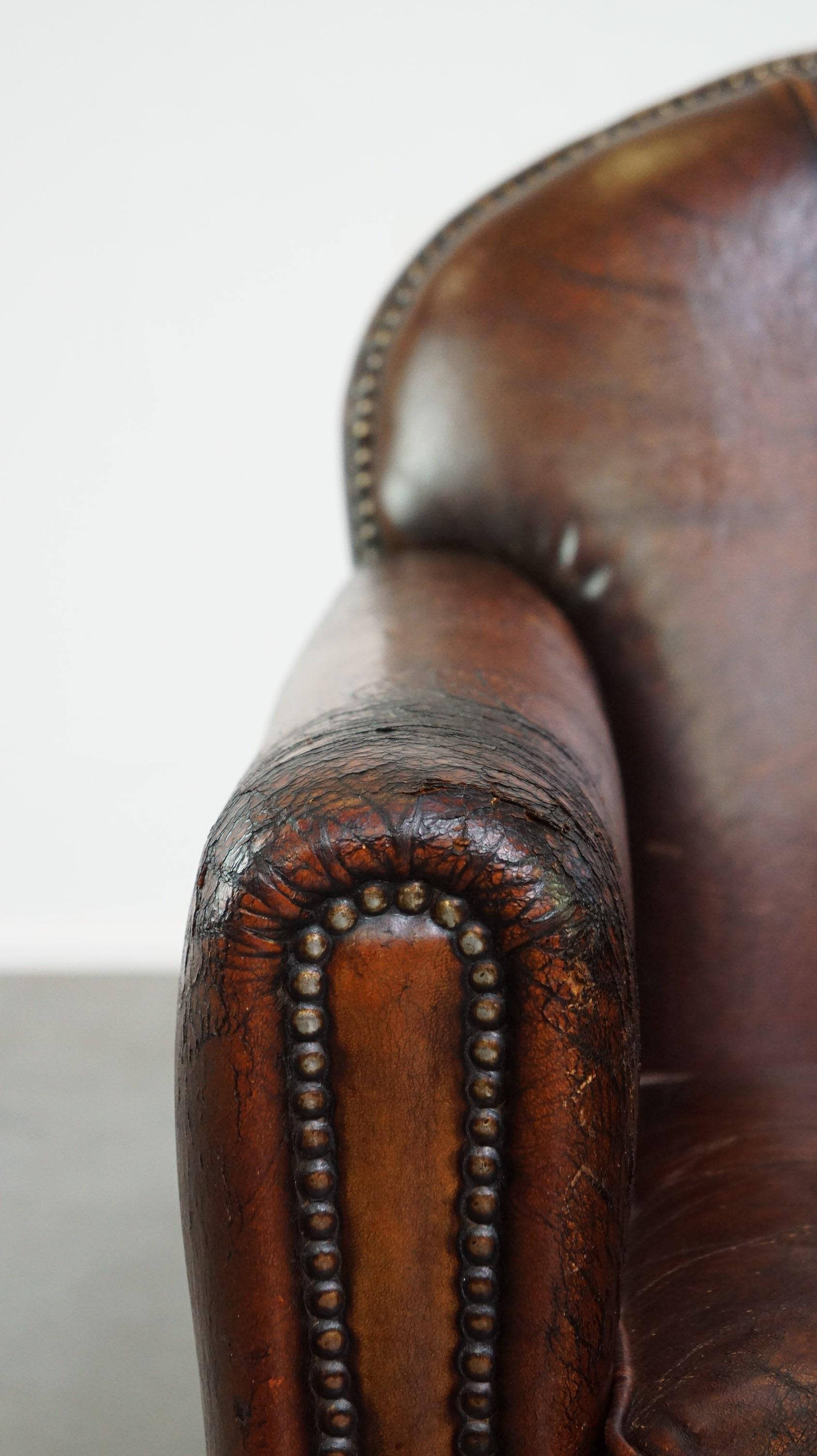 Charaktervoller Sessel im Vintage-Design aus wunderschön patiniertem Schafsfell im Angebot 3
