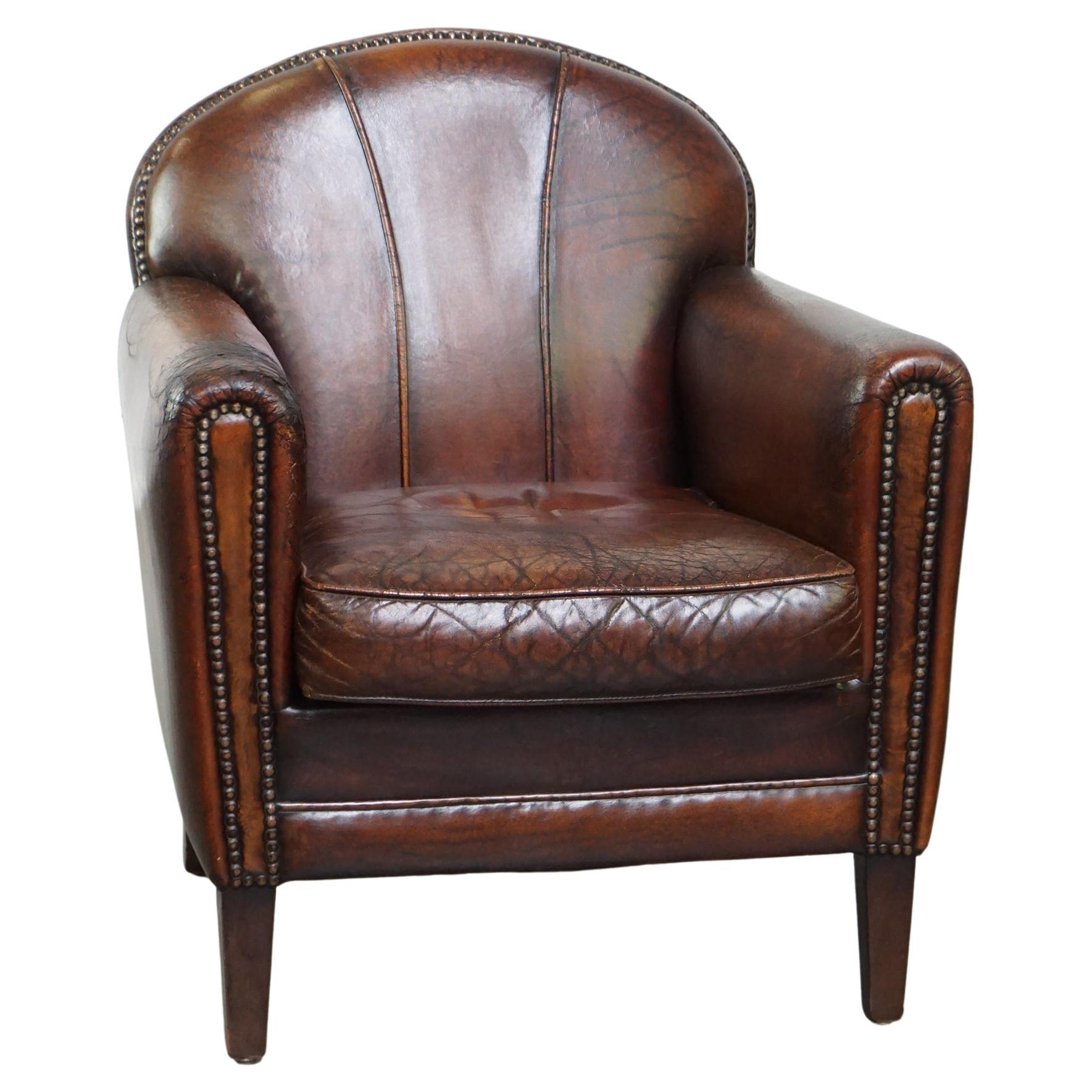 Caratteristica poltrona dal design vintage realizzata in pelle di pecora patinata.
