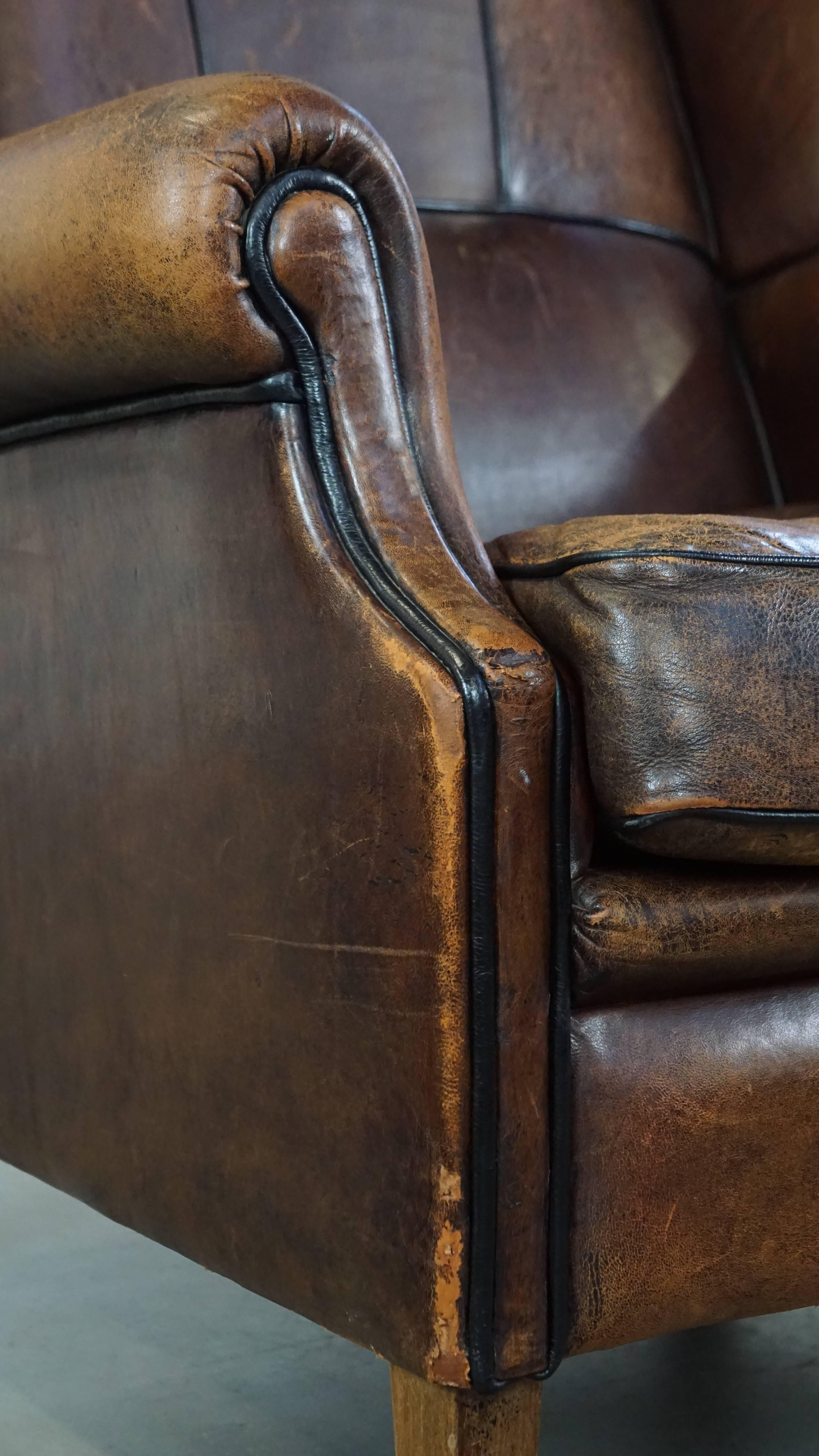 Fauteuil à oreilles en peau de mouton caractéristique et confortable avec une belle patine. en vente 4