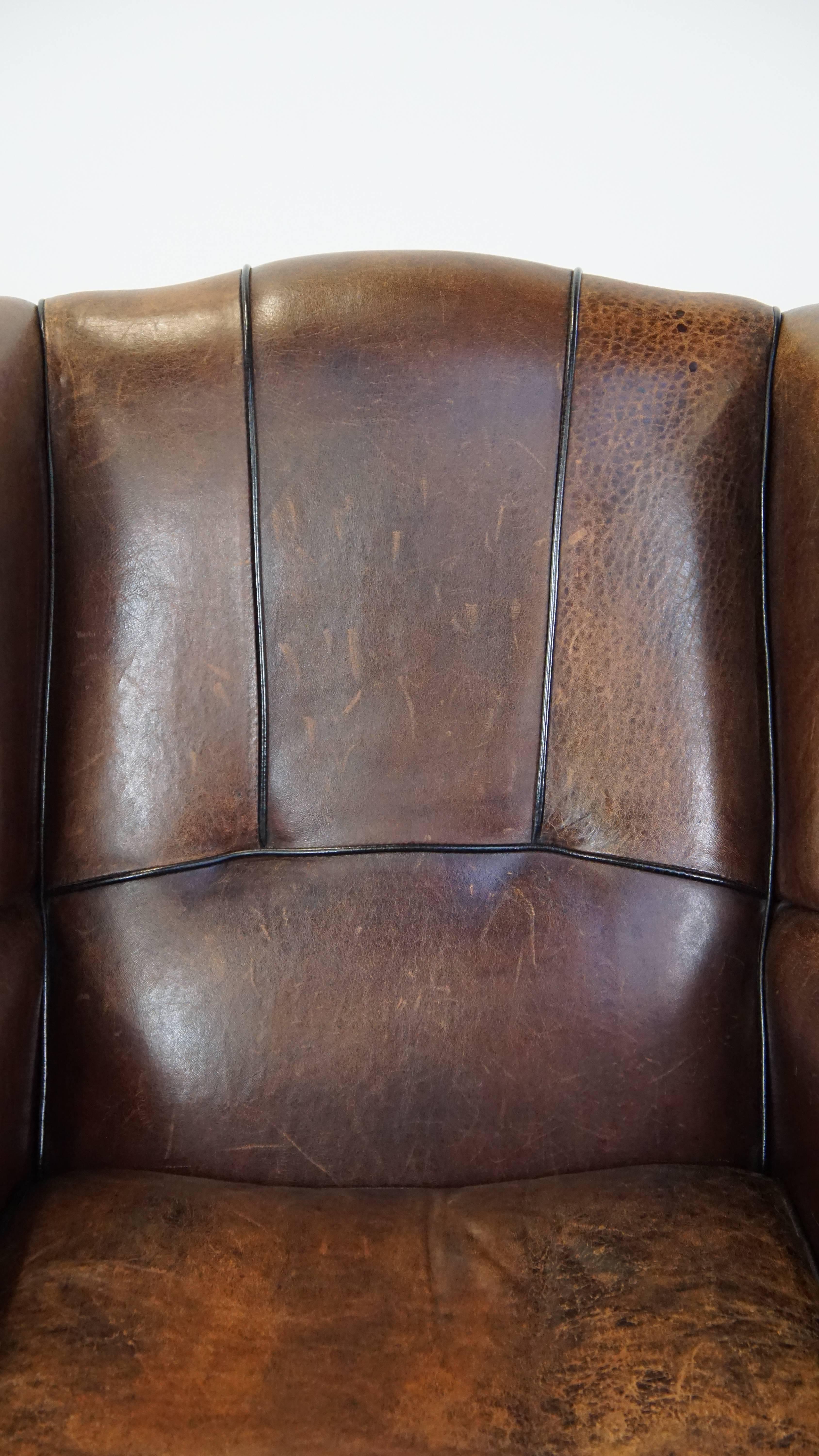 Fauteuil à oreilles en peau de mouton caractéristique et confortable avec une belle patine. en vente 6