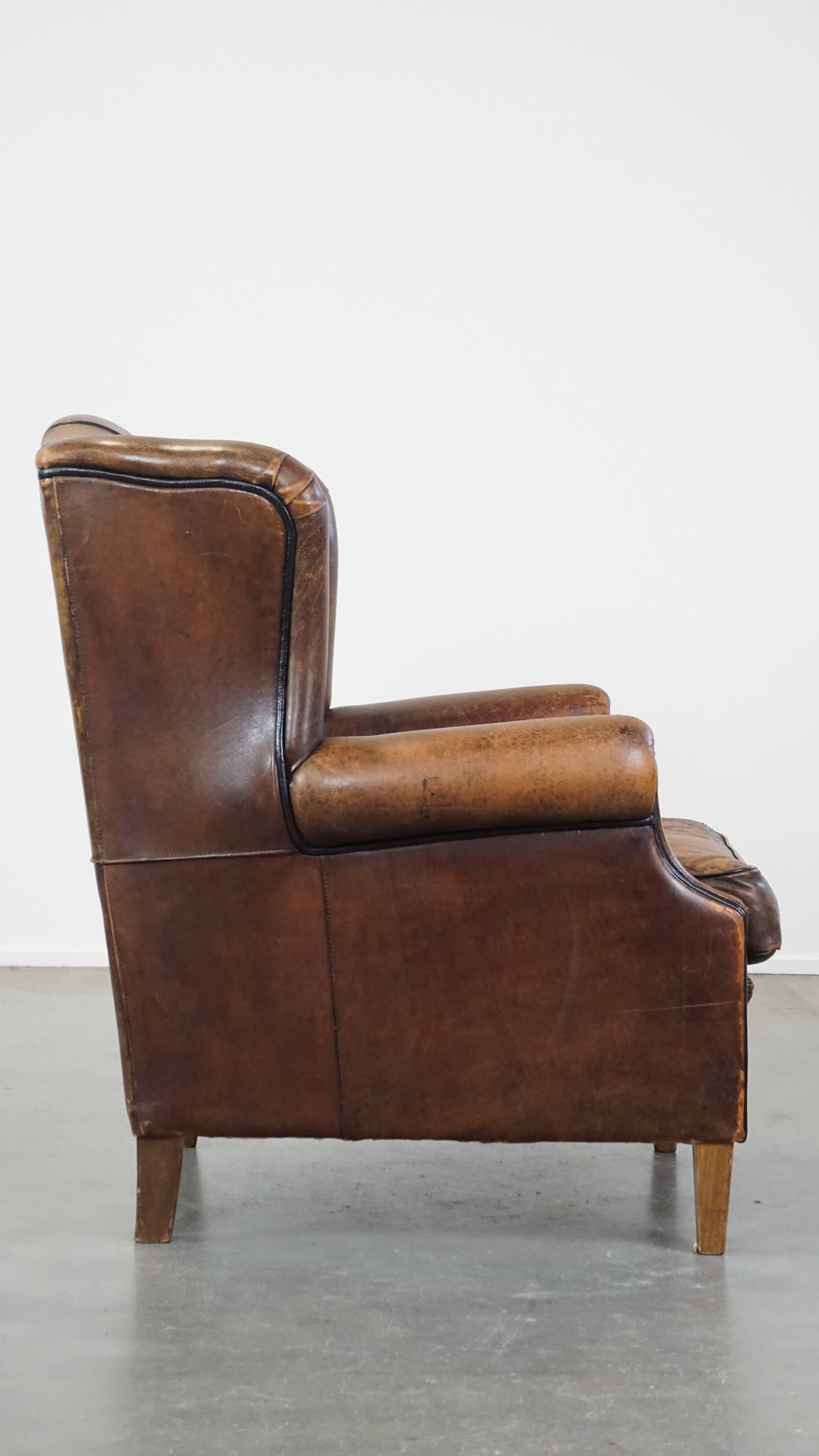 Fait main Fauteuil à oreilles en peau de mouton caractéristique et confortable avec une belle patine. en vente