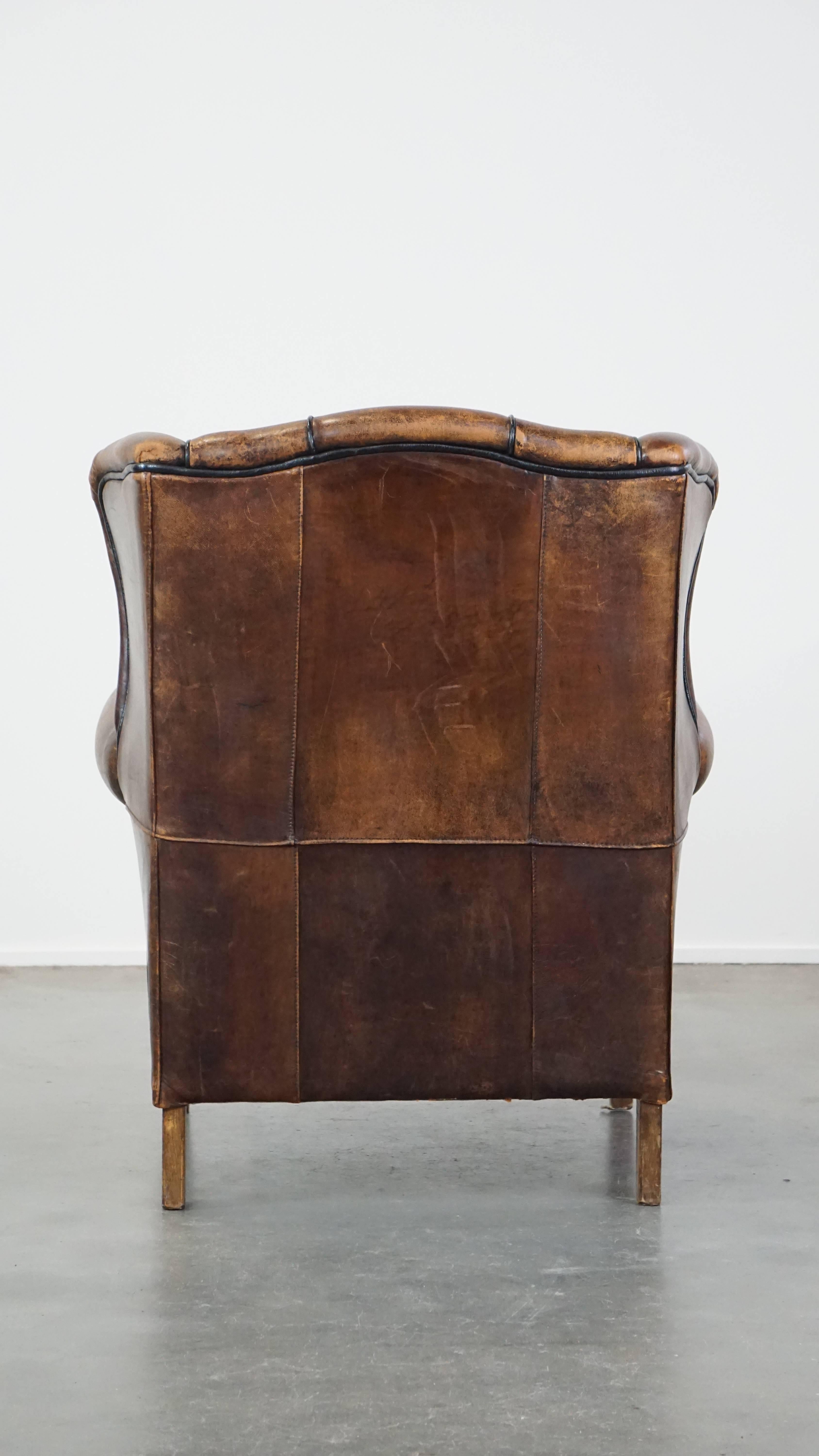 Fauteuil à oreilles en peau de mouton caractéristique et confortable avec une belle patine. État moyen - En vente à Harderwijk, NL