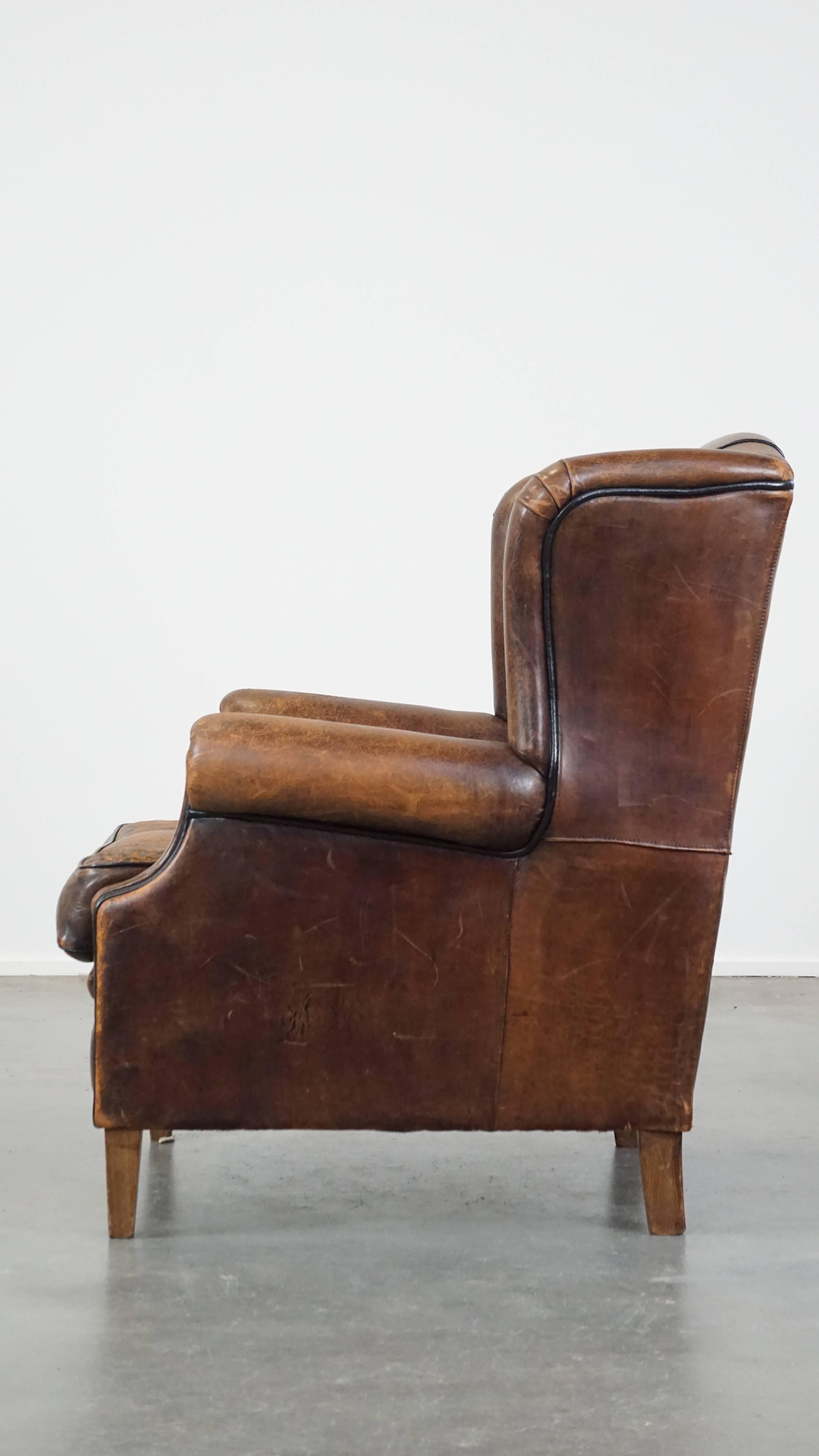 Fin du 20e siècle Fauteuil à oreilles en peau de mouton caractéristique et confortable avec une belle patine. en vente