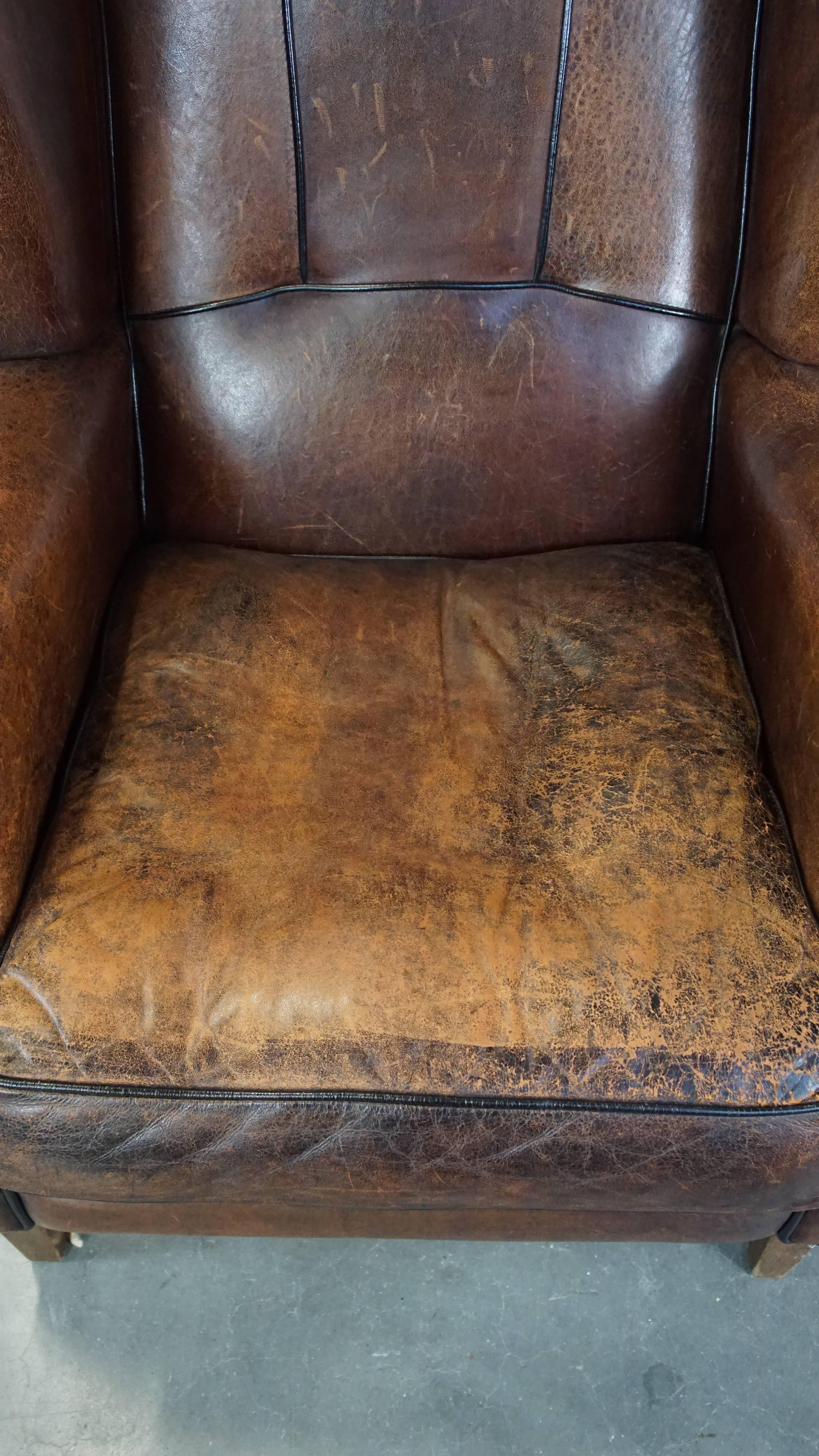 Cuir de mouton Fauteuil à oreilles en peau de mouton caractéristique et confortable avec une belle patine. en vente