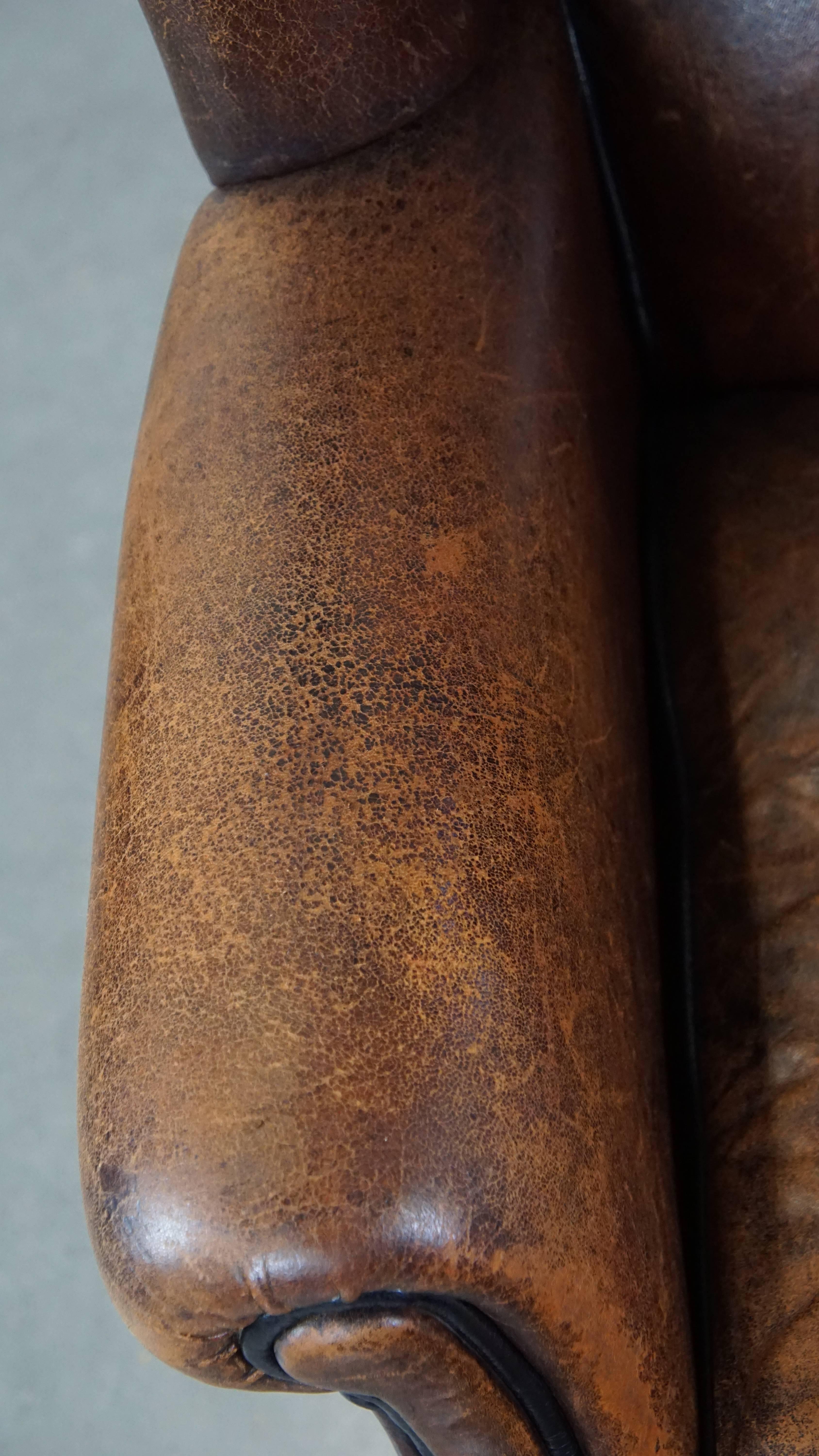 Fauteuil à oreilles en peau de mouton caractéristique et confortable avec une belle patine. en vente 1