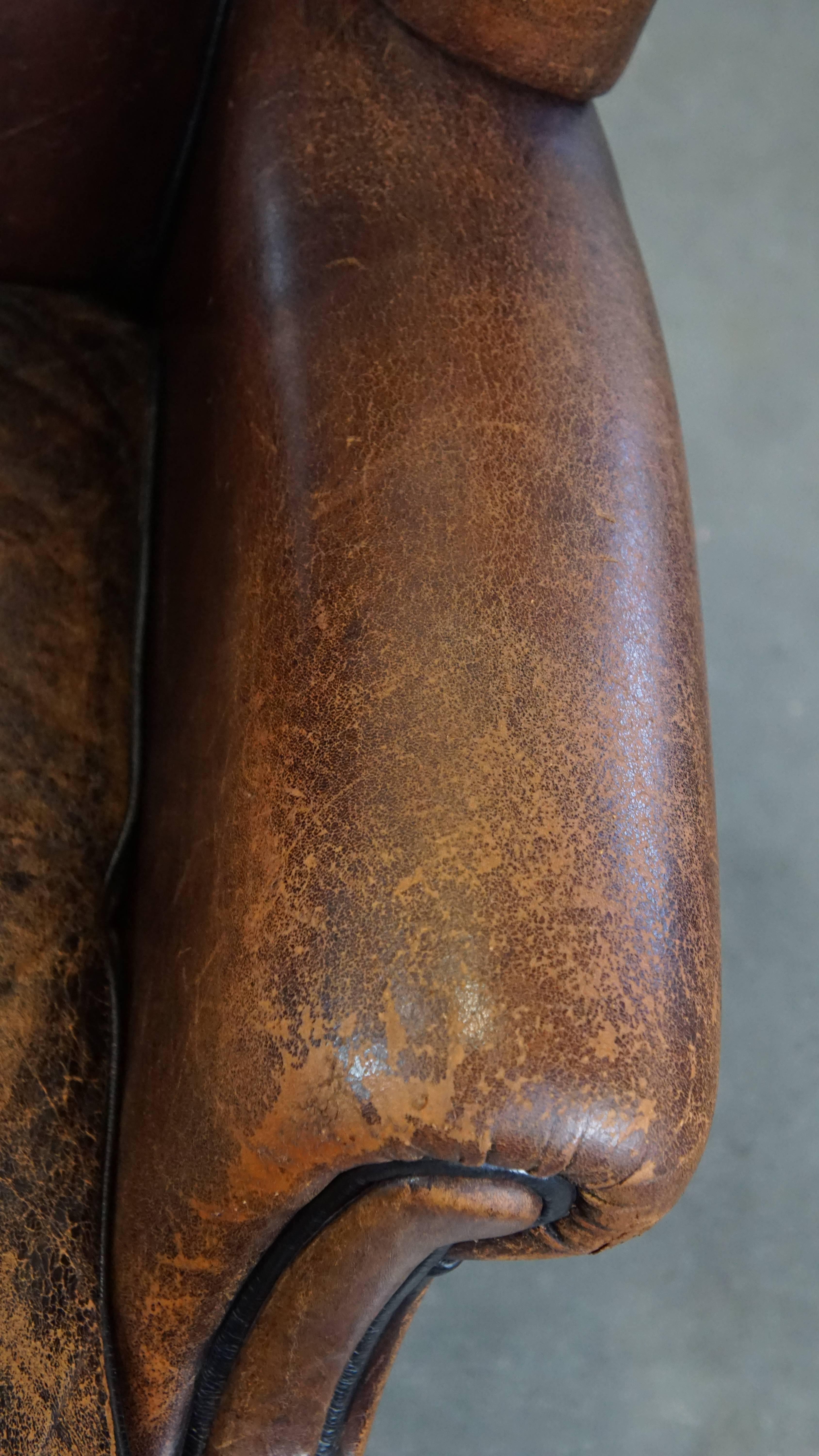 Fauteuil à oreilles en peau de mouton caractéristique et confortable avec une belle patine. en vente 2