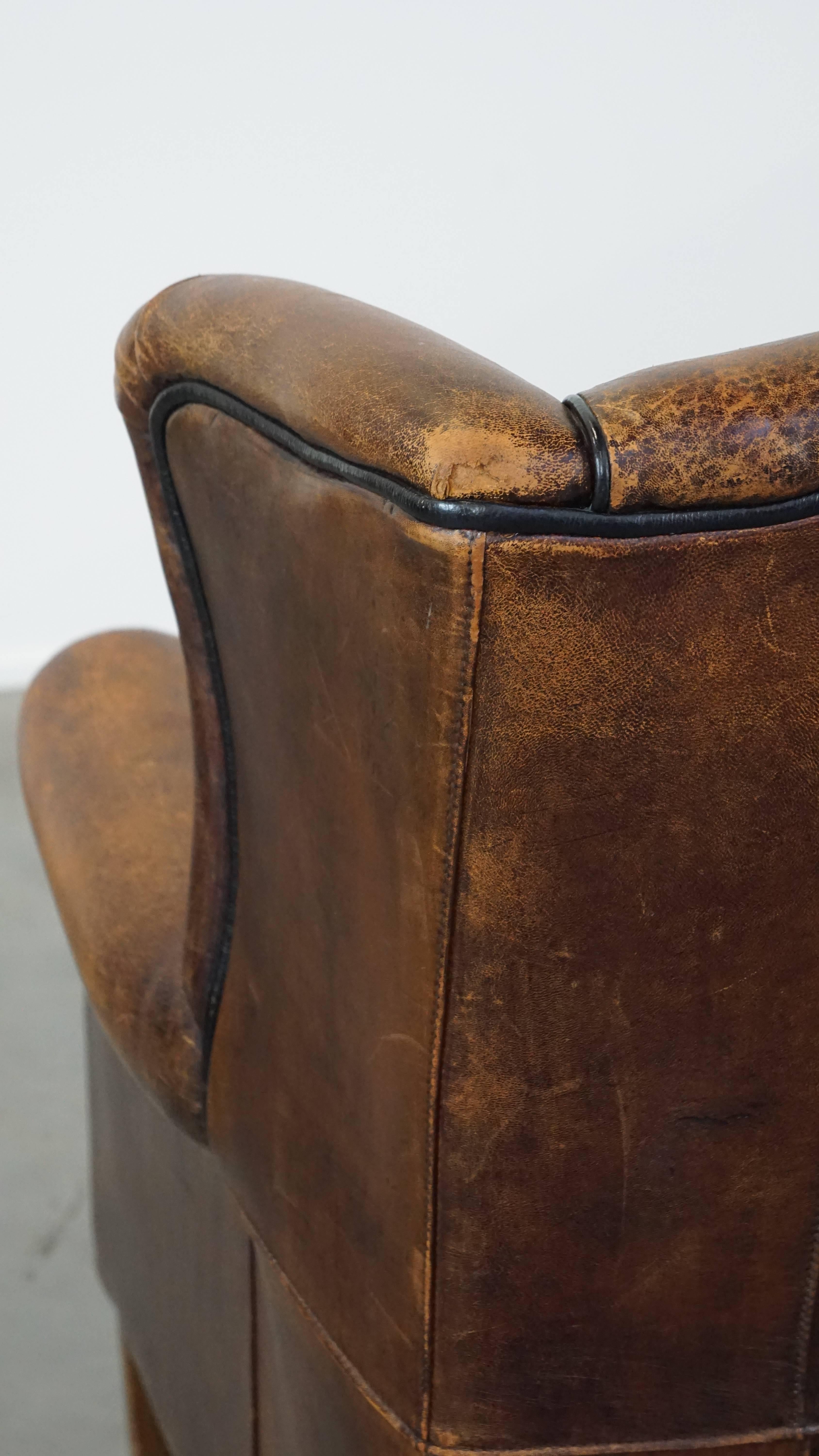 Fauteuil à oreilles en peau de mouton caractéristique et confortable avec une belle patine. en vente 3