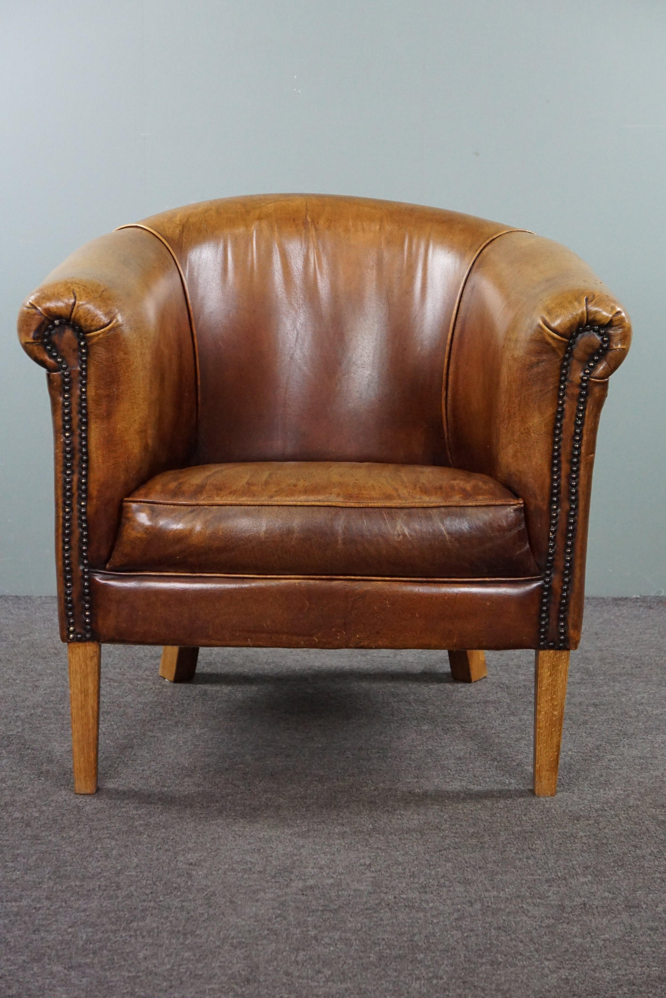 Offered is this beautiful sheep leather club chair.

You see an armchair with a beautiful patina, a comfortable seat and a beautiful division in the back. This is an item that will provide you with years of enjoyment. This cowhide club chair